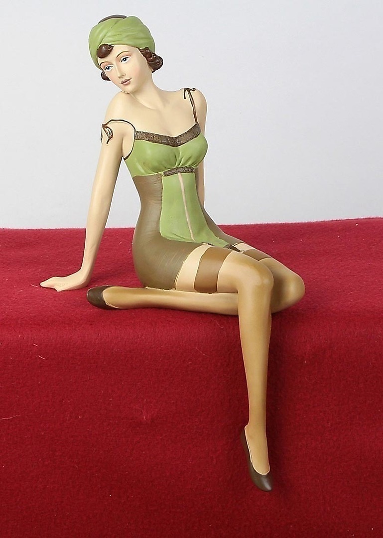 Figurine pin up manga cheveux blond et rose en maillot de bain noir