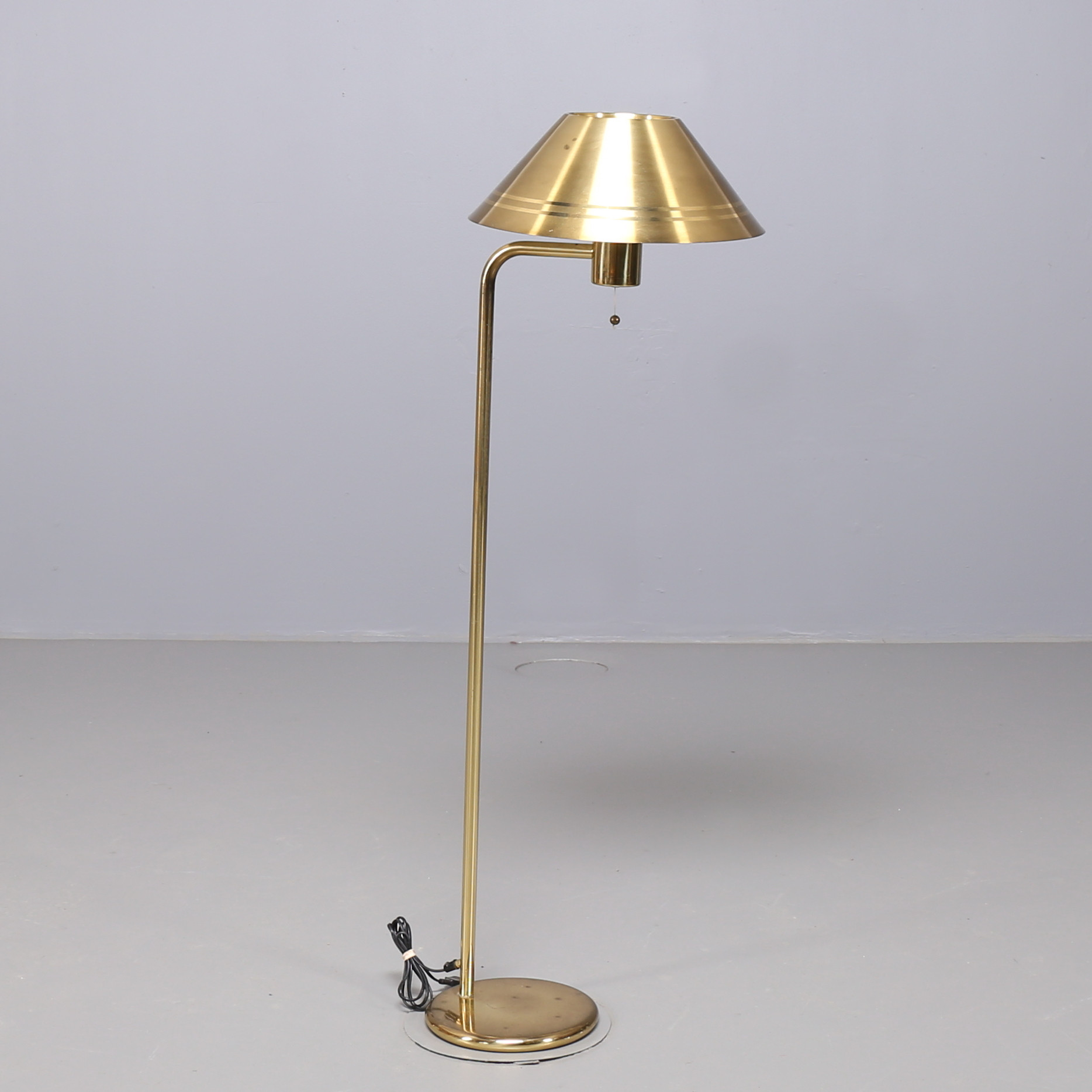 GOLVLAMPA i mässing, möjligen Bergbom, 1960 tal. Belysning GOLVLAMPA i mässing, möjligen Bergbom, 1960 tal. Belysning