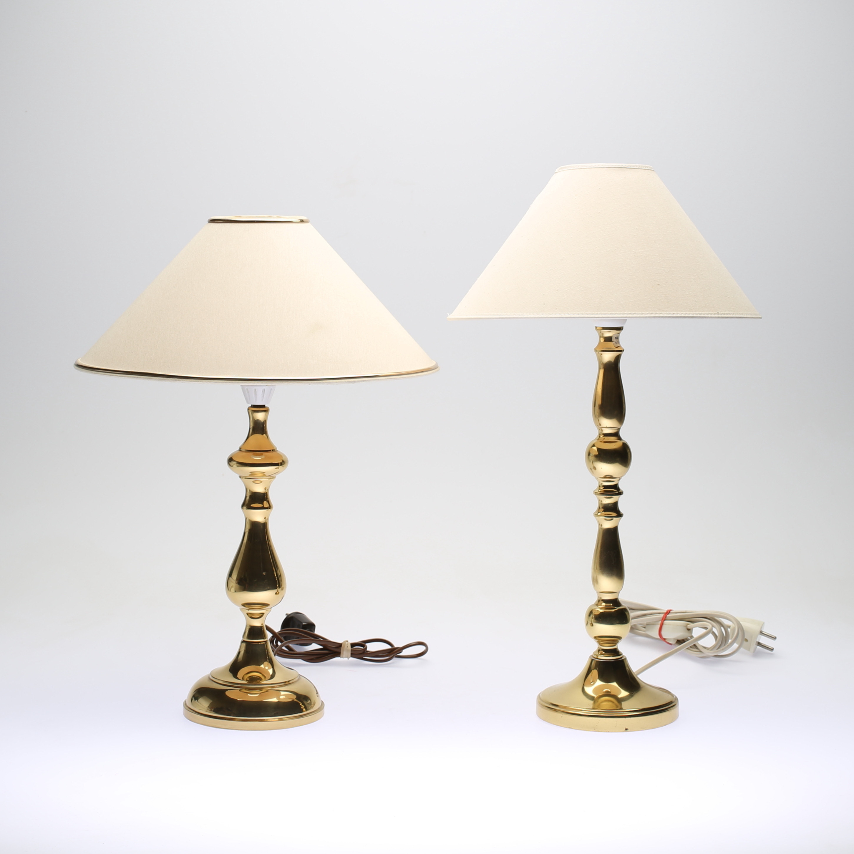 BORDSLAMPOR, 1 par, bl a Ivars, 1900 talets andra hälft BORDSLAMPOR, 1 par, gulmetall, Ivars. Belysning & Lampor