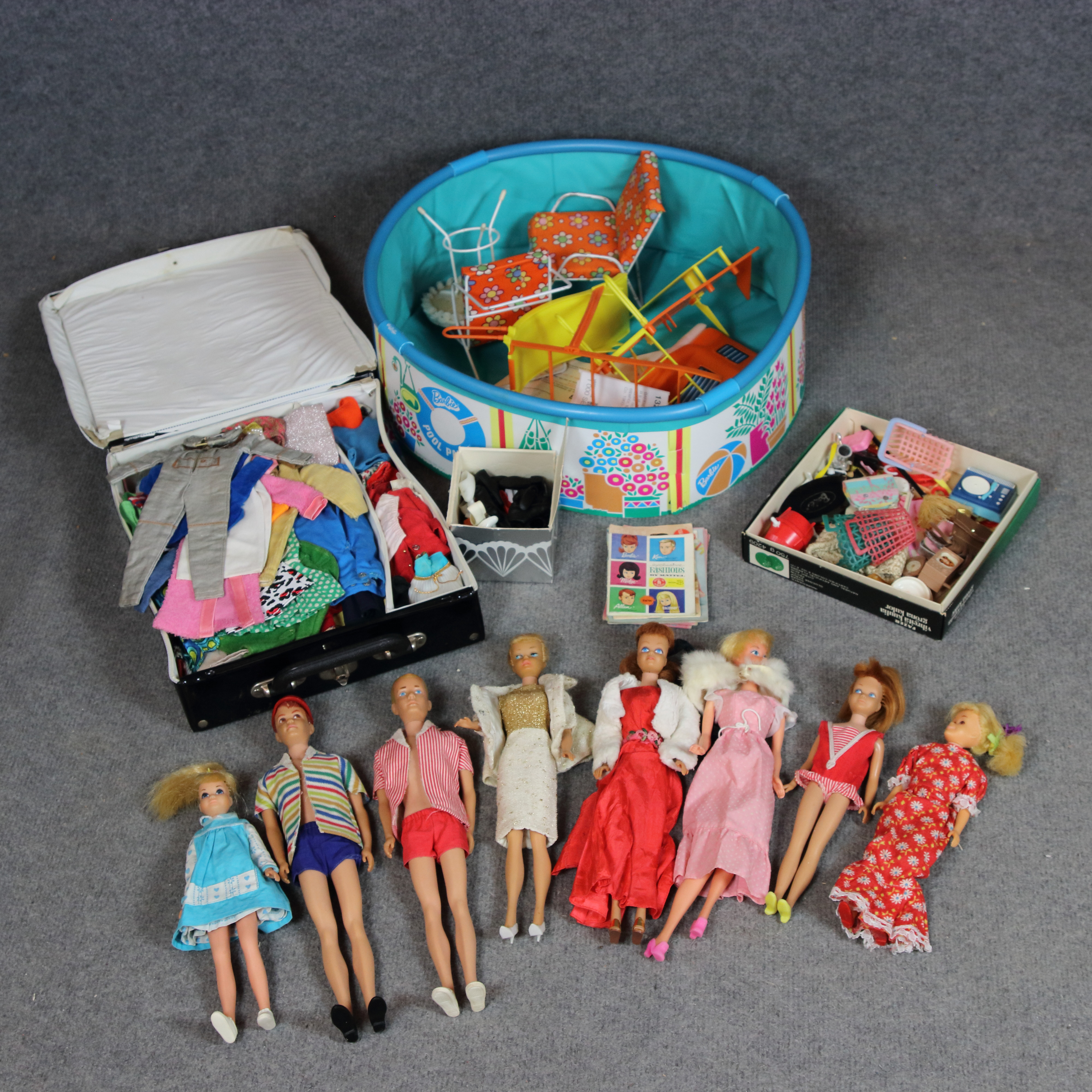 BARBIEDOCKOR 8 st. med kläder och tillbehör, Mattel Co. 1960 BARBIEDOCKOR 8 st. med kläder och tillbehör, Mattel Co. 1960