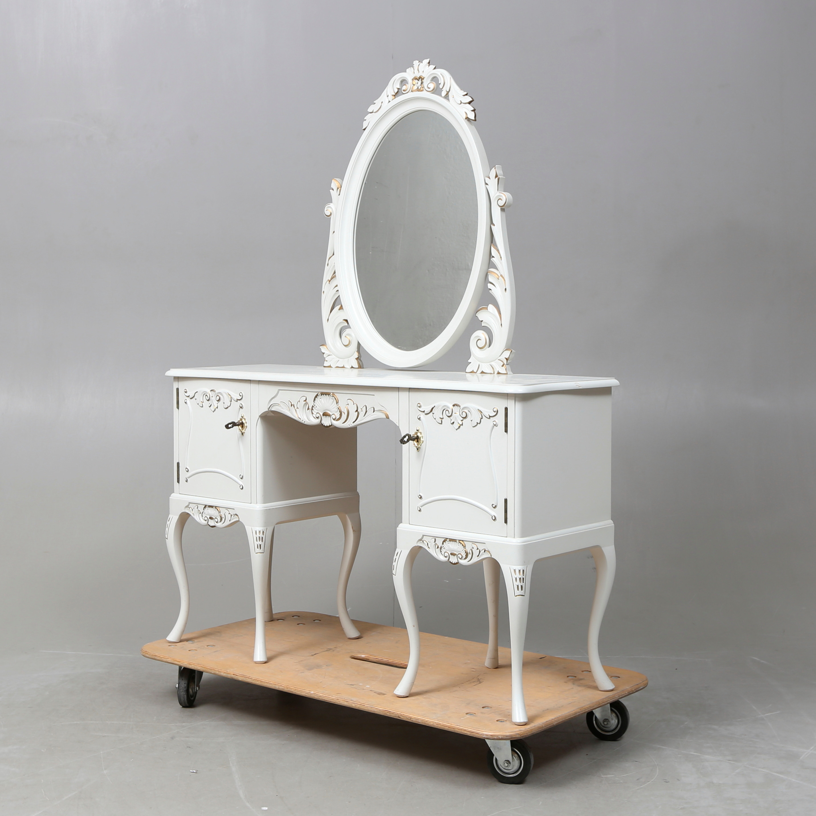 SMINKBORD, rokokostil, 1900 tal. Möbler Bord Auctionet SMINKBORD, rokokostil, 1900 tal. Möbler Bord Auctionet