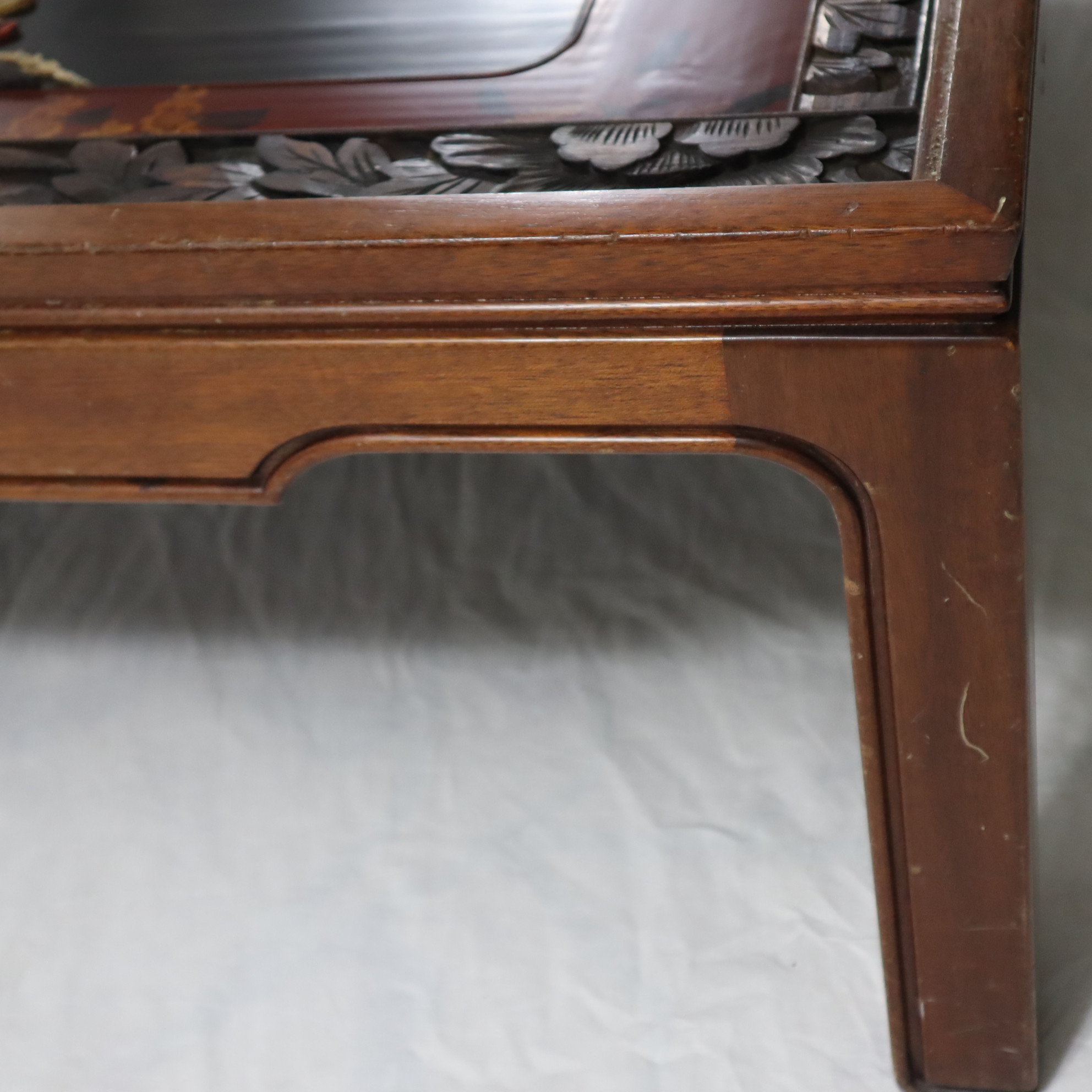 Ausgefallener CHINESISCHER TISCH mit Intarsien. Asiatica - Auctionet