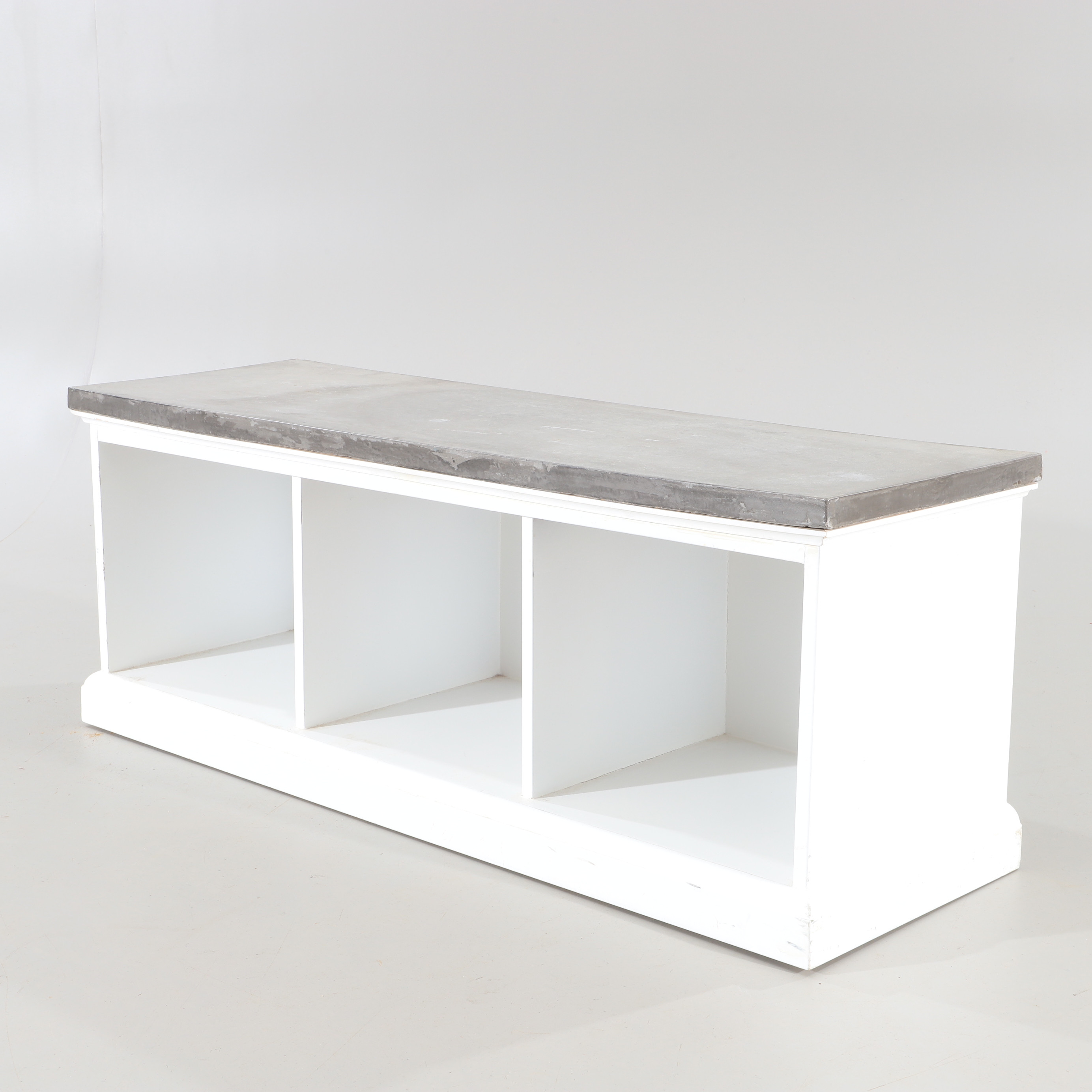 Bilder zu 1795856. BANK MIT AUFBEWAHRUNG, weiß lackiertes Holz / Beton