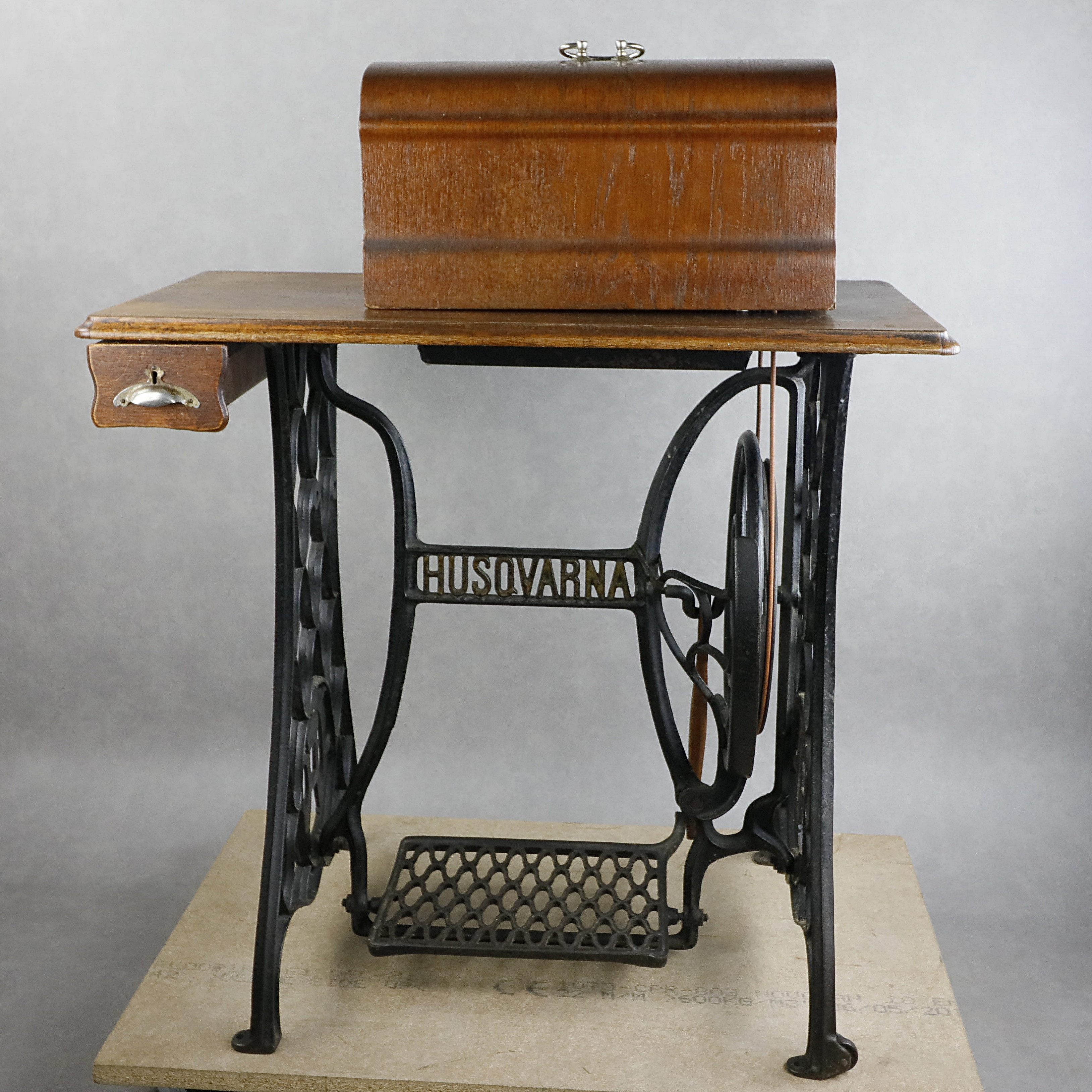 Images for 1886647. SEWING MACHINE TABLE WITH SEWING MACHINE, Husqvarna