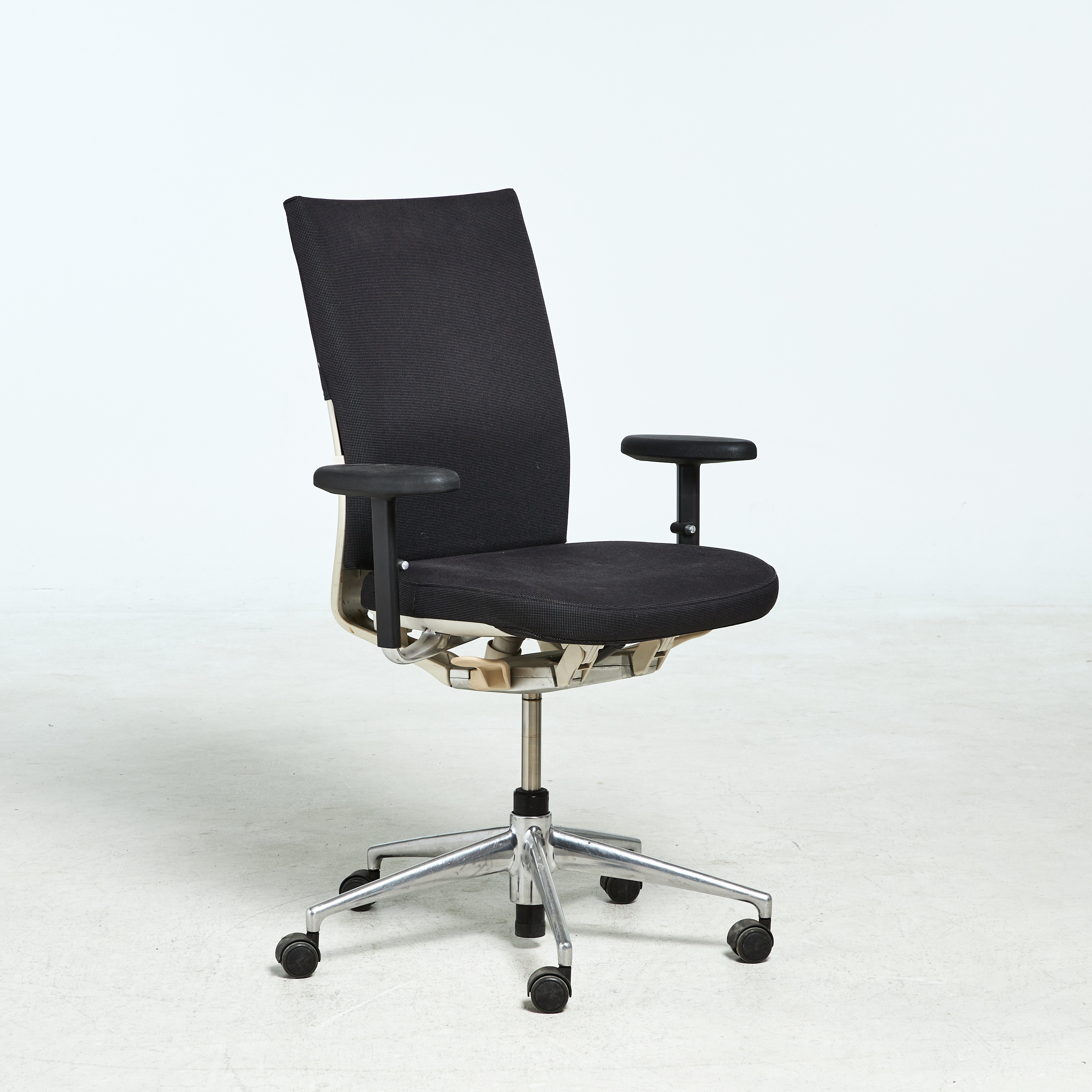 1984728. ANTONIO CITTERO. Työtuoli, malli "Axess", Vitra, Italia, viisiosainen keskijalka