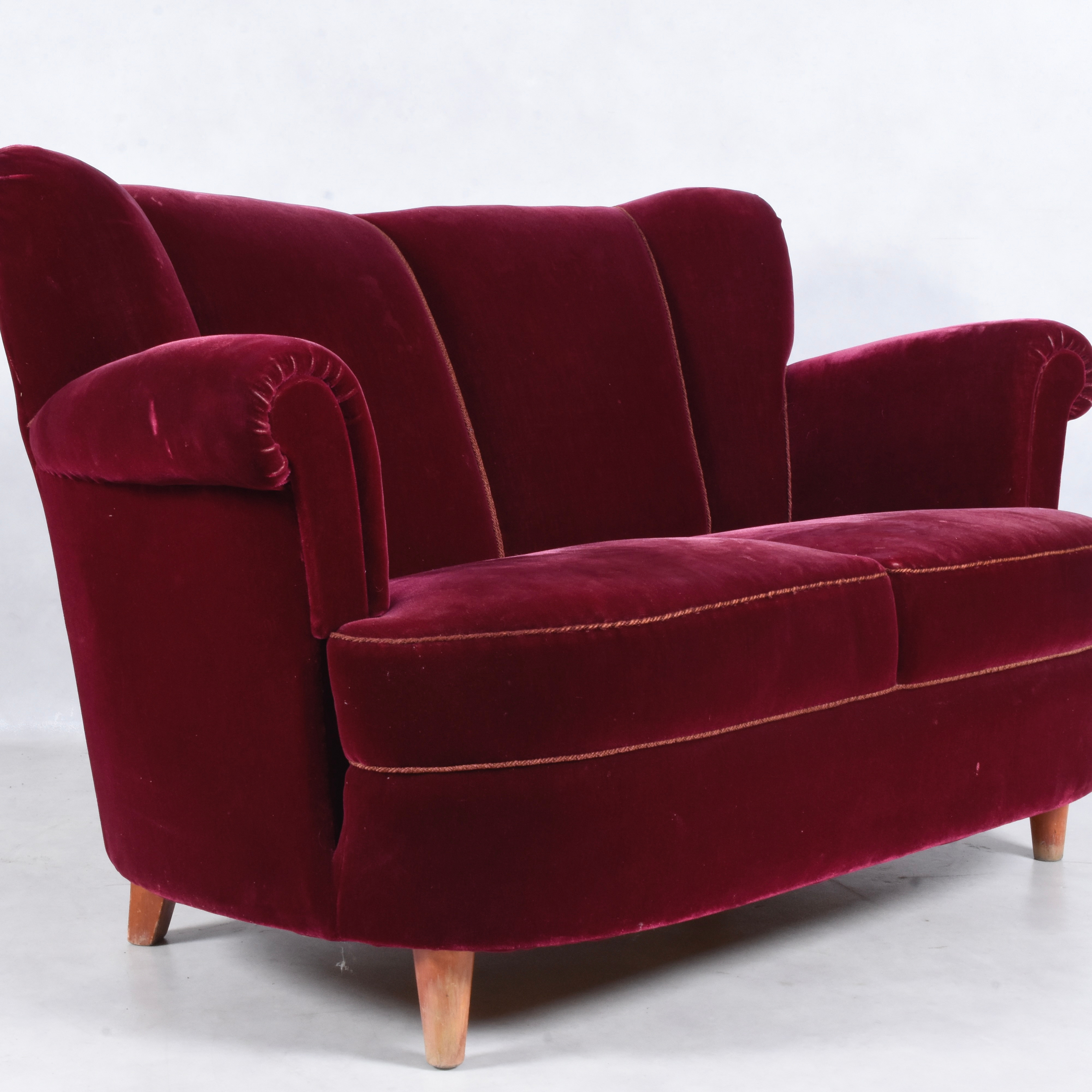 SOFFA, röd plysch, 1940-tal. Möbler - Soffor & Sittgrupper - Auctionet