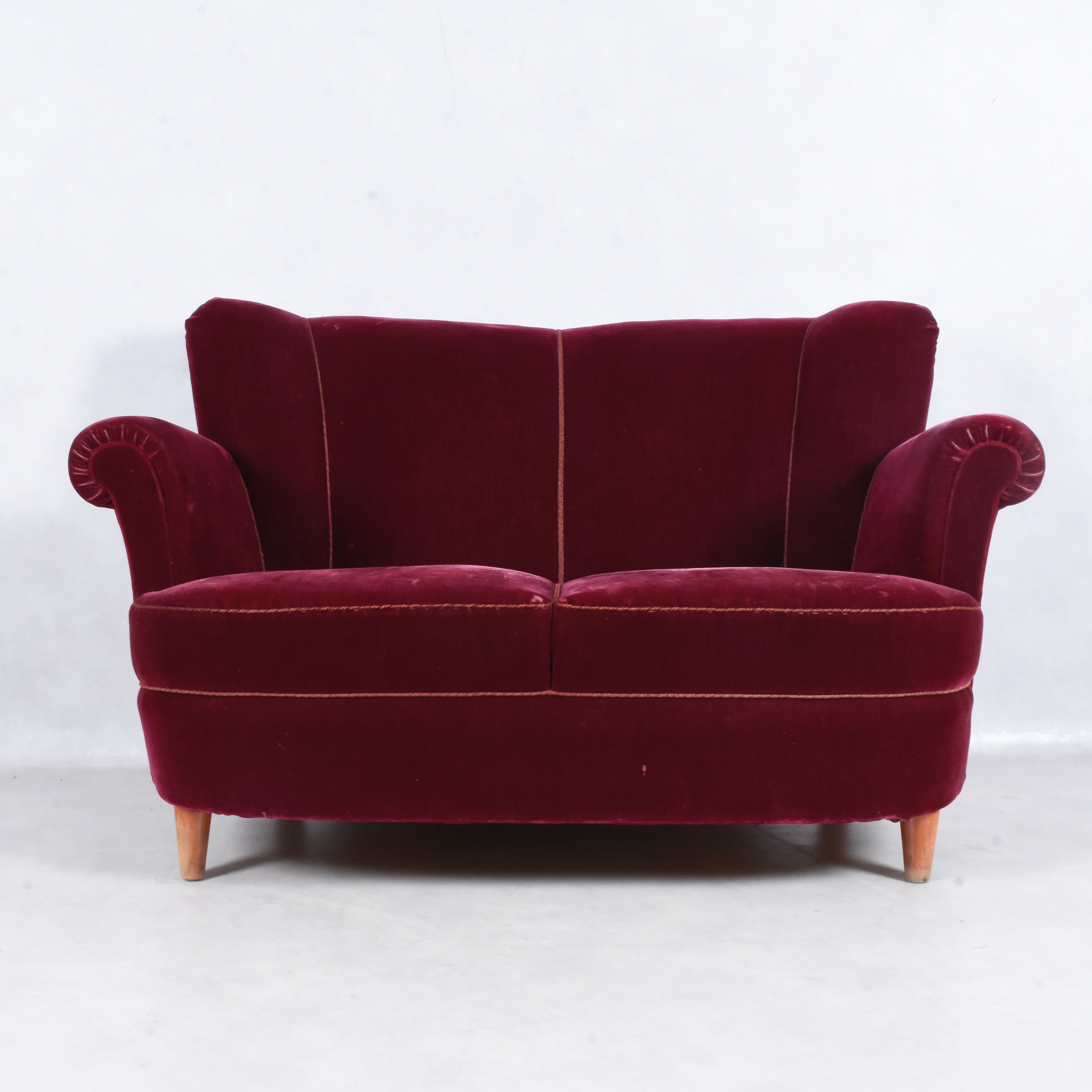 SOFFA, röd plysch, 1940-tal. | Barnebys