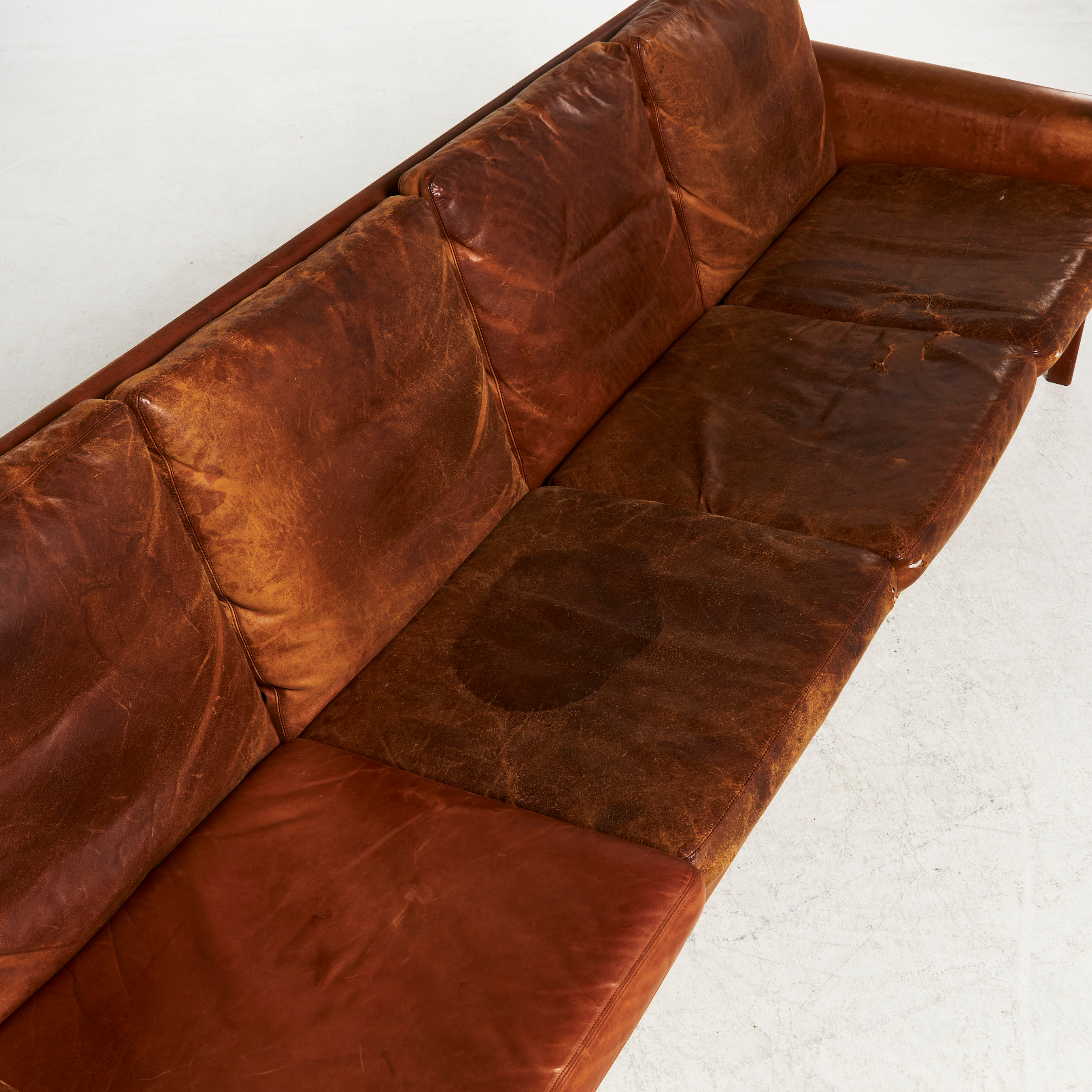 Bilder zu 2503102. HANS OLSEN. Sofa, 4Sitzer, lose Kissen in braunem Leder.