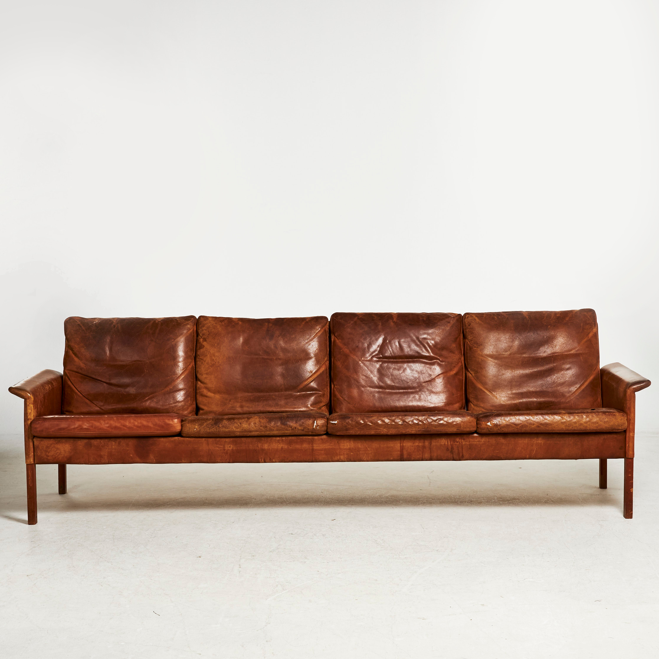Bilder zu 2503102. HANS OLSEN. Sofa, 4Sitzer, lose Kissen in braunem Leder.