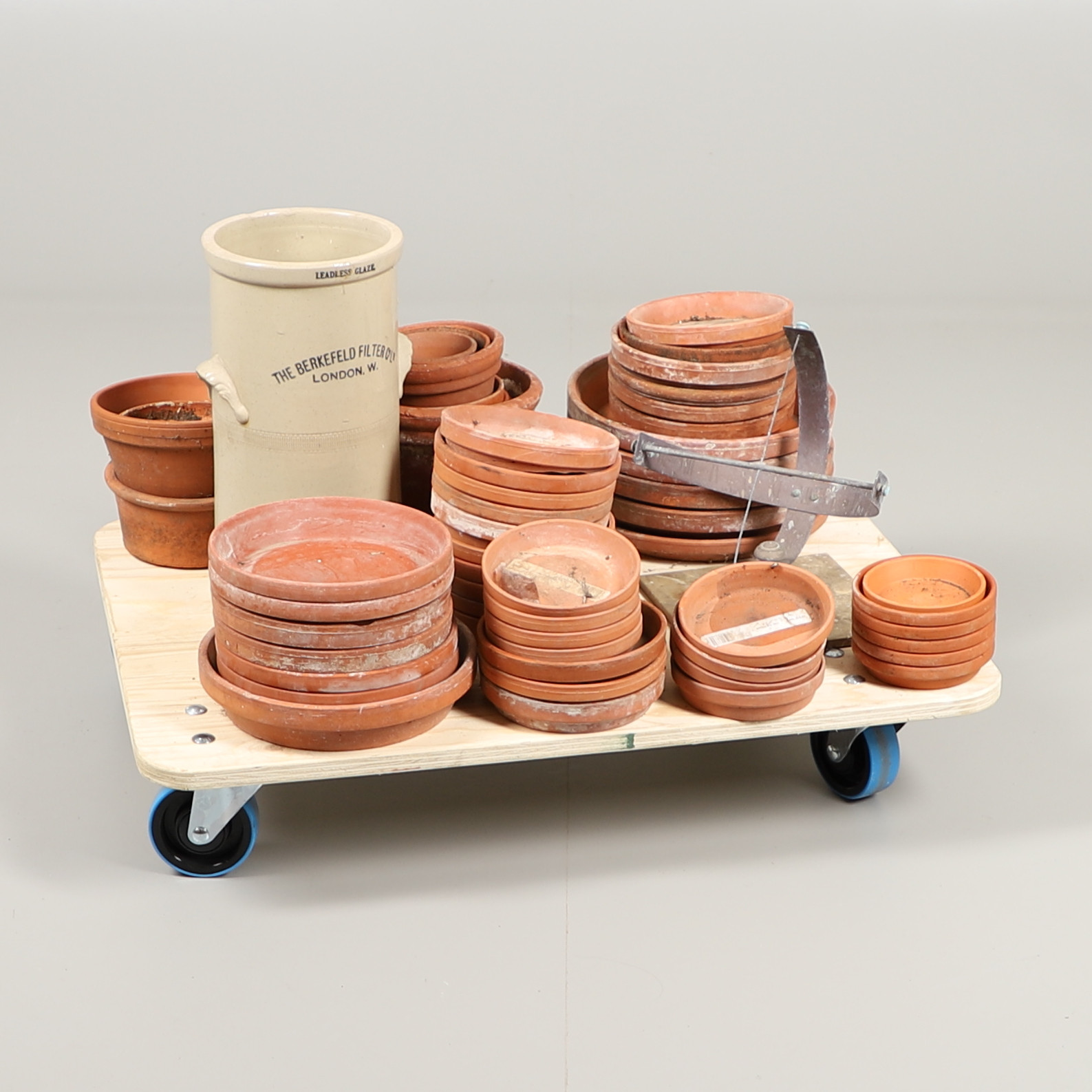 Images for 2550601. A QUANTITY OF TERRACOTTA PLANT POT DISHES.