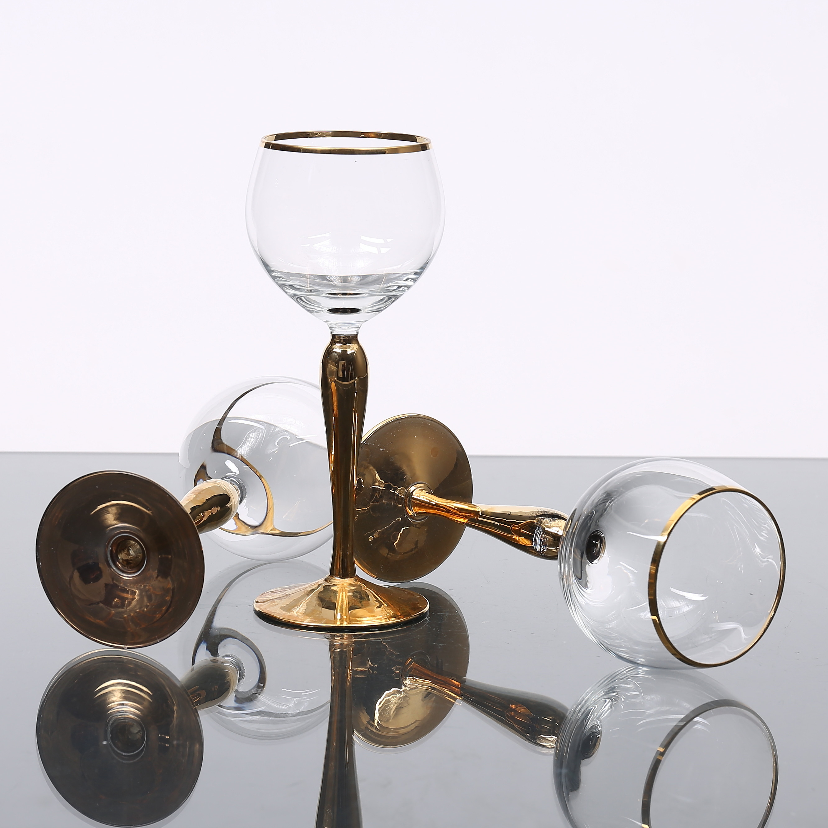 VINGLAS, 12 st, med gulddekor, samtida. Glas Bruksglas