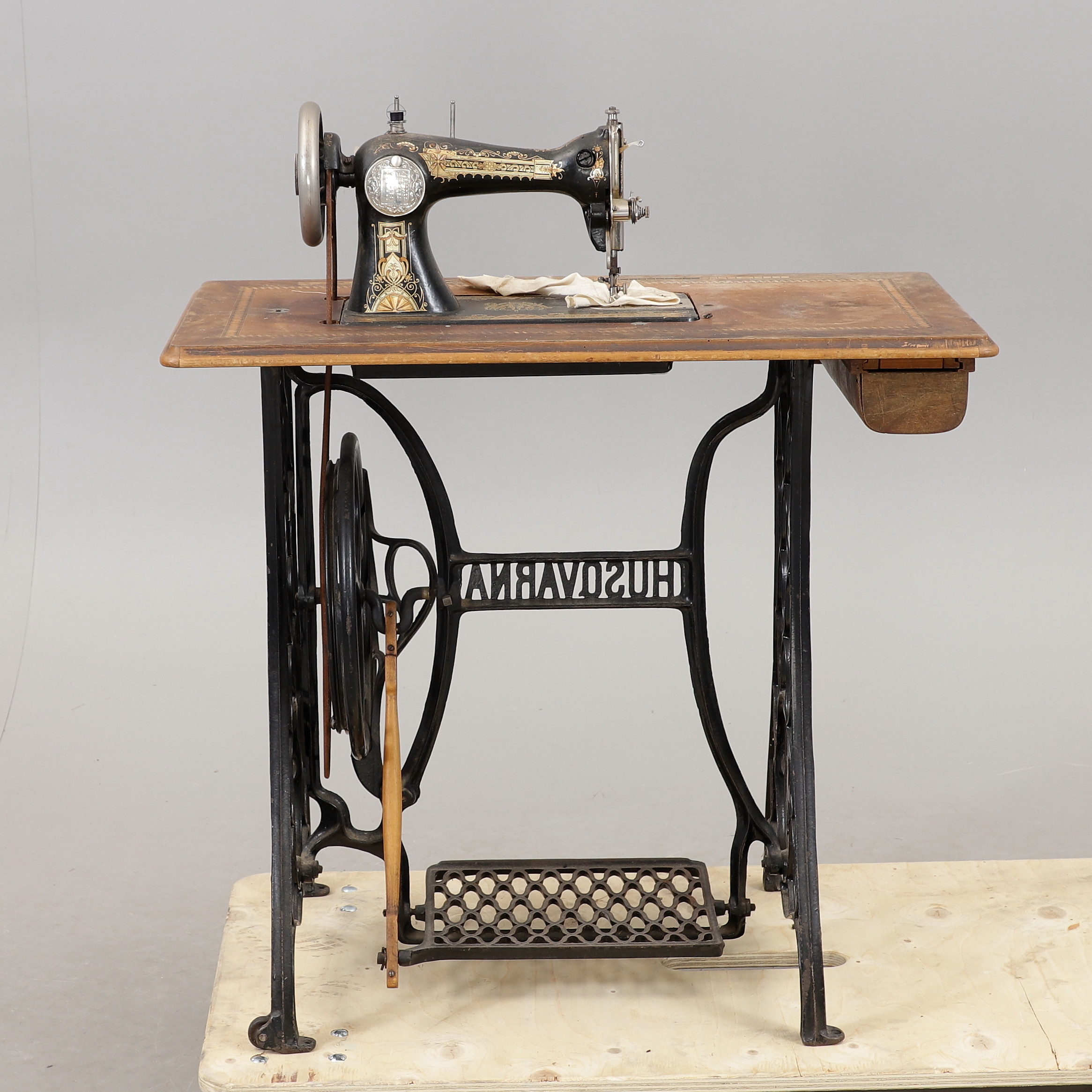 Images for 2590745. SEWING MACHINE with cast iron chassis, Husqvarna