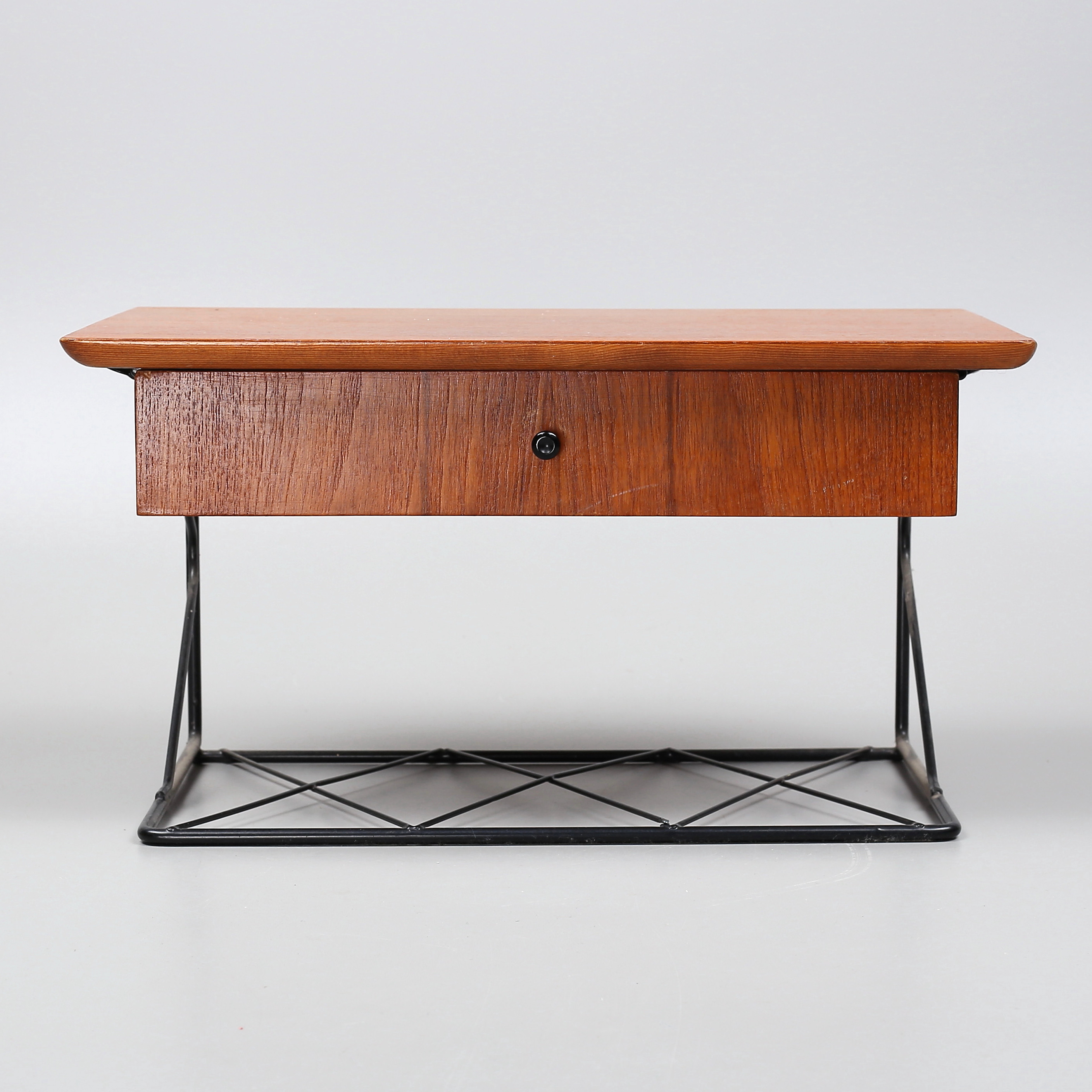 Bilder för 2597537. SÄNGHYLLA/TELEFONHYLLA med låda, teak/string, 1900 ...