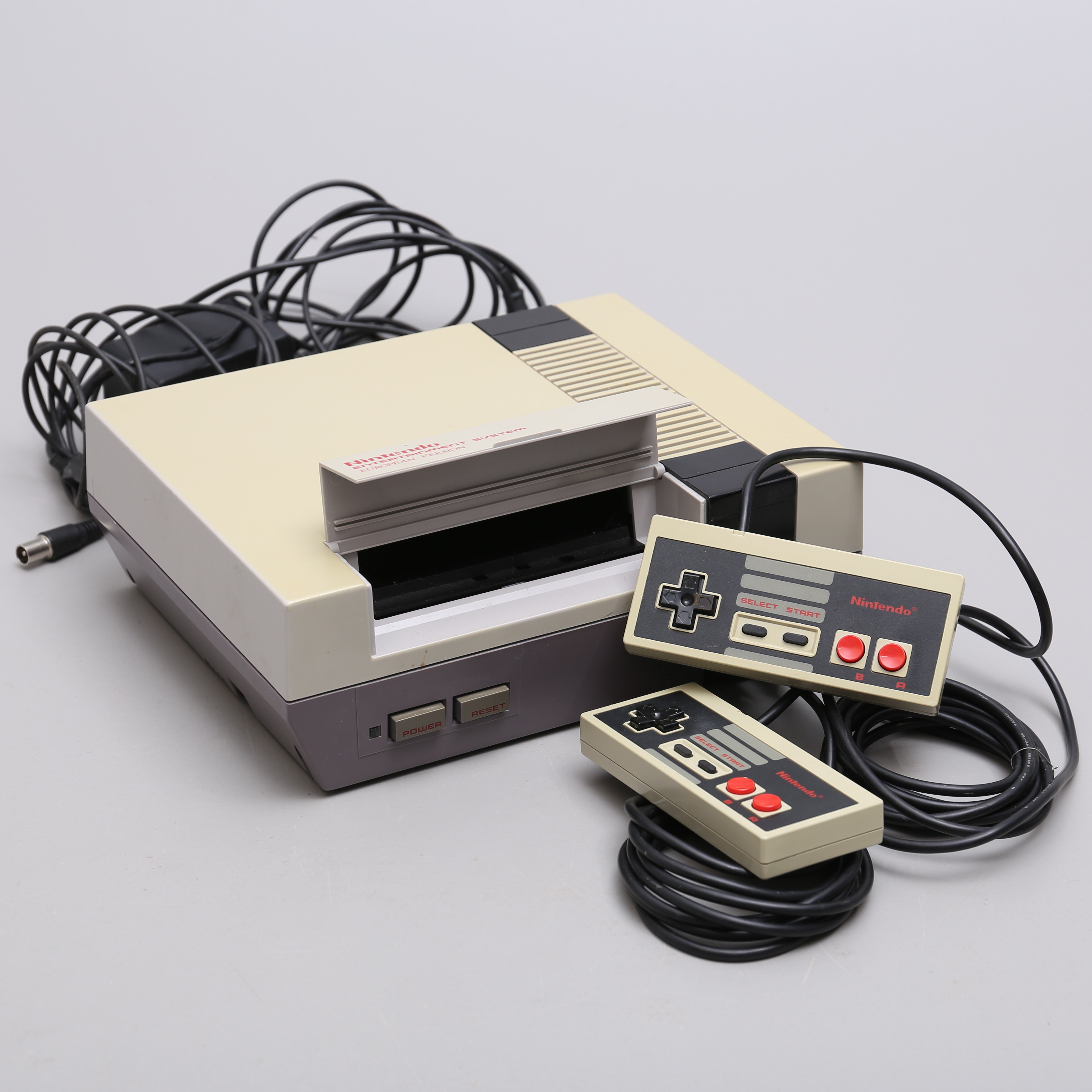 Bilder för 3071811. SPELKONSOL, Nintendo 8-bitars med 2st ...