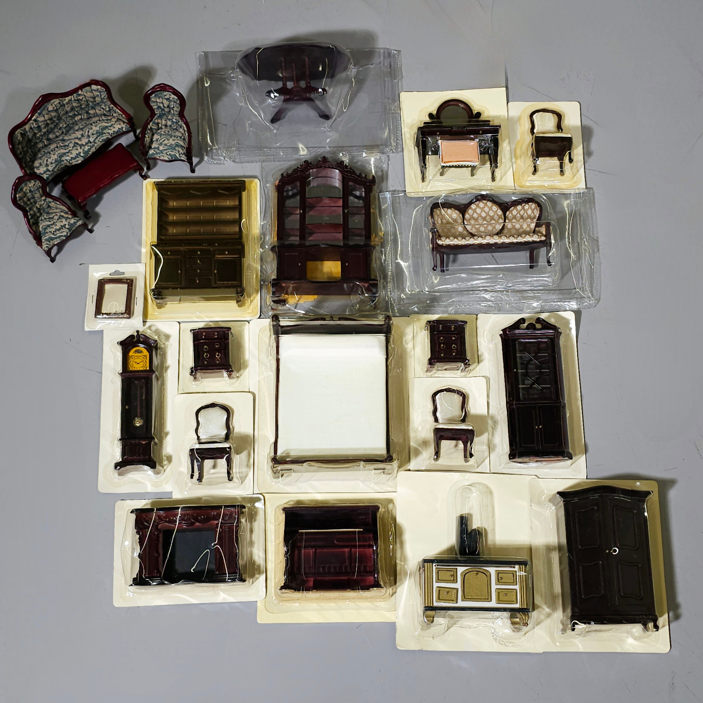 Images for 3072948. CLASSIC STYLE DOLLHOUSE FURNITURE COLLECTION