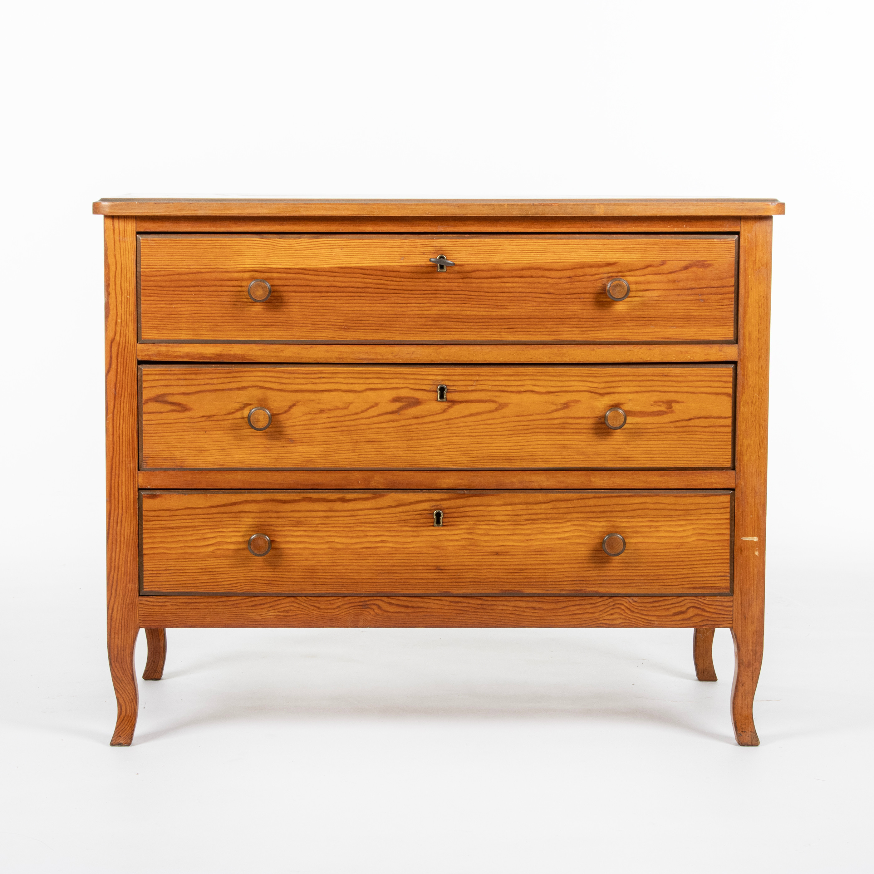 BYRÅ, furu, 1900-talets mitt. Möbler - Byråar - Auctionet