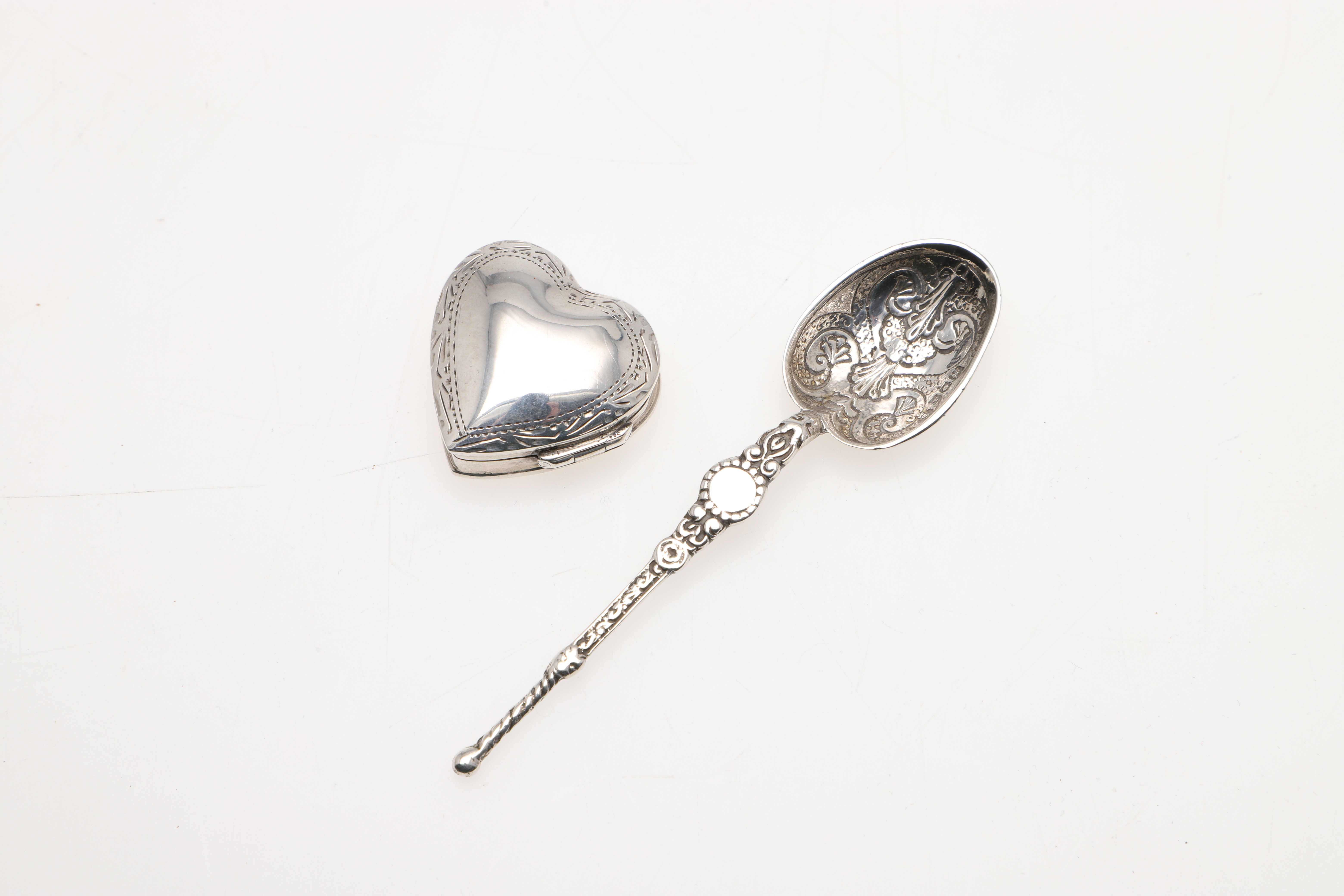 A GROUP OF 8 SMALL SILVER ITEMS AND A PLATED DISH. Silver & Metals Silver