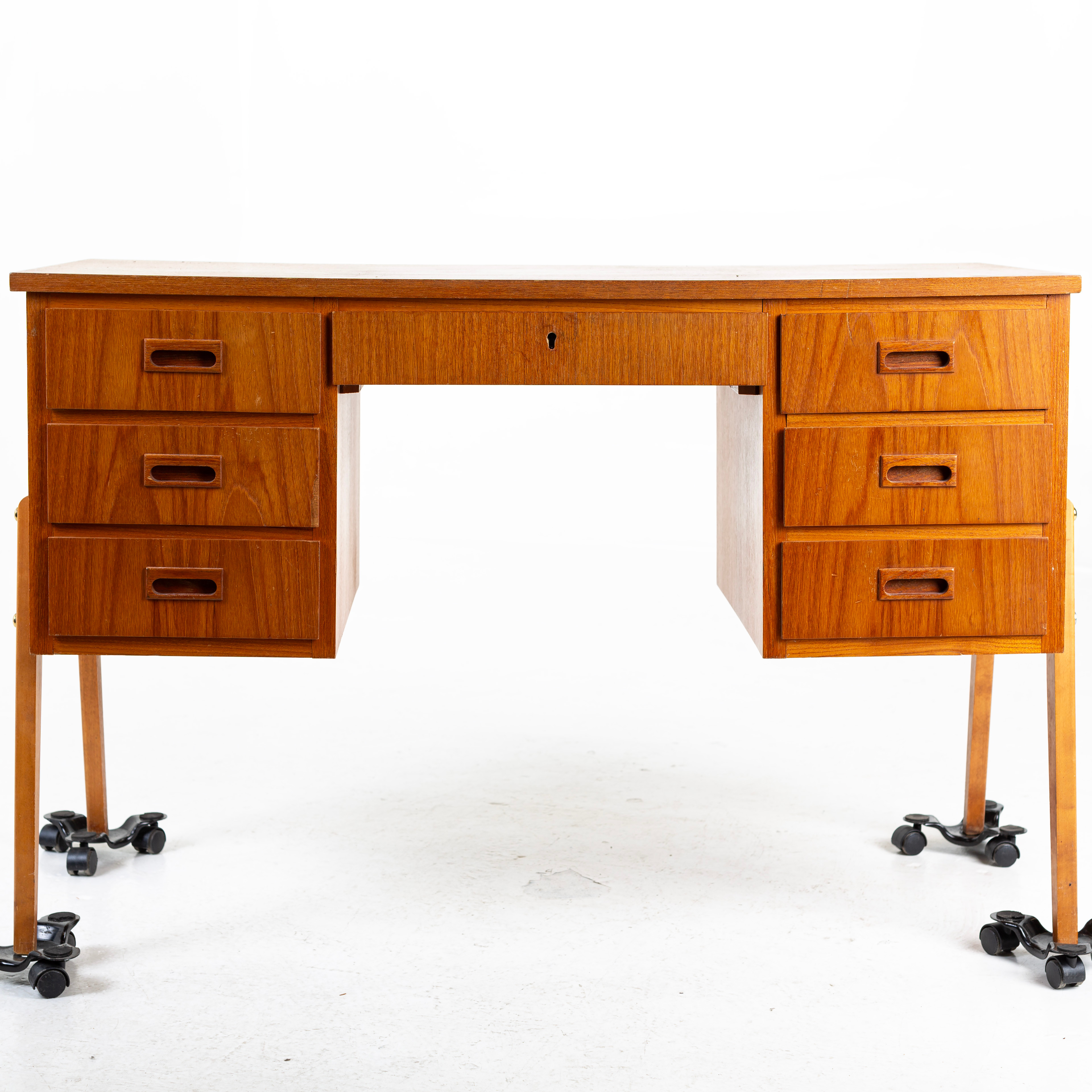 skrivbord-teak-1950-60-tal-m-bler-bord-auctionet