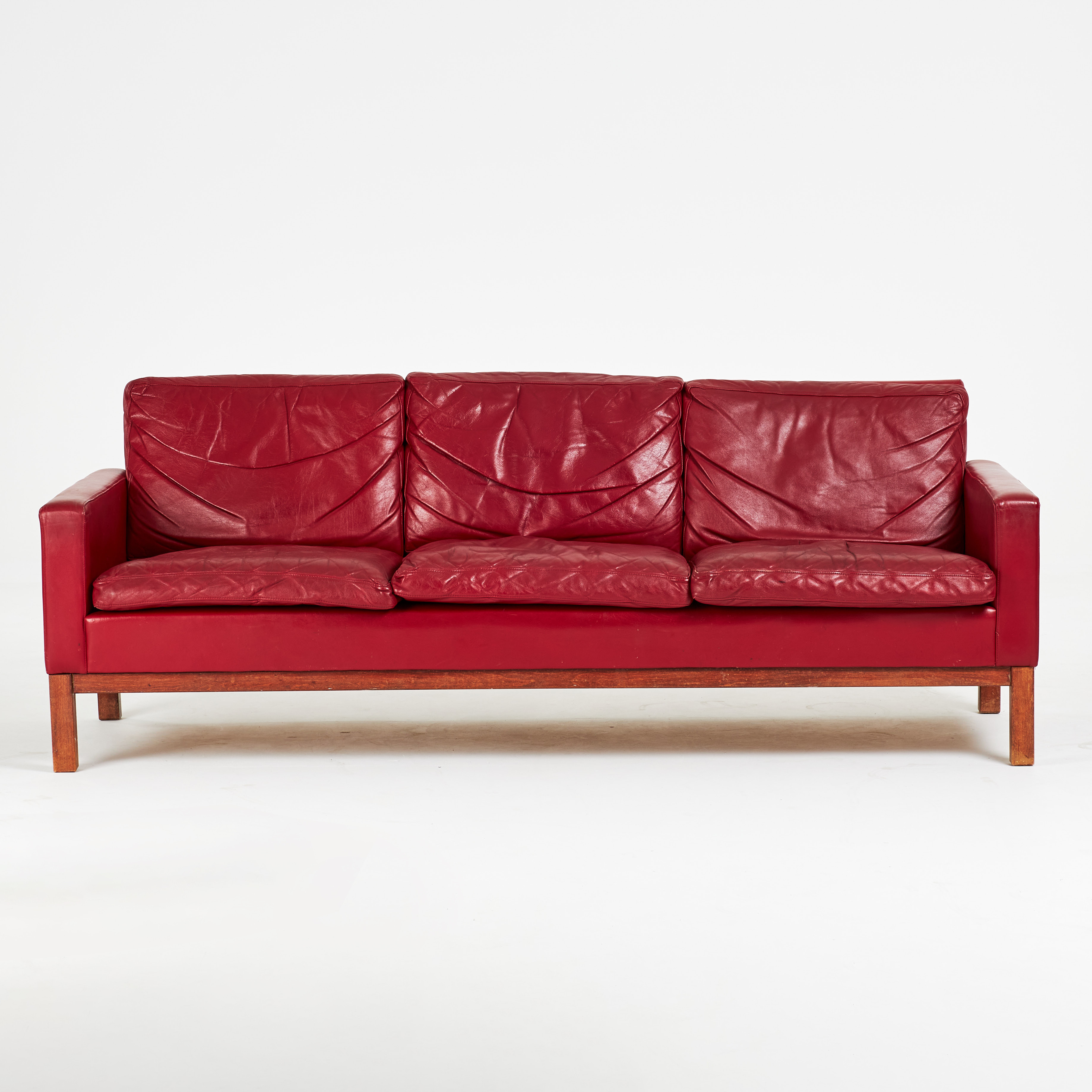 SOFFA, 1960-tal, röd skinnklädsel, lösa rygg och sittplymåer. Möbler ...