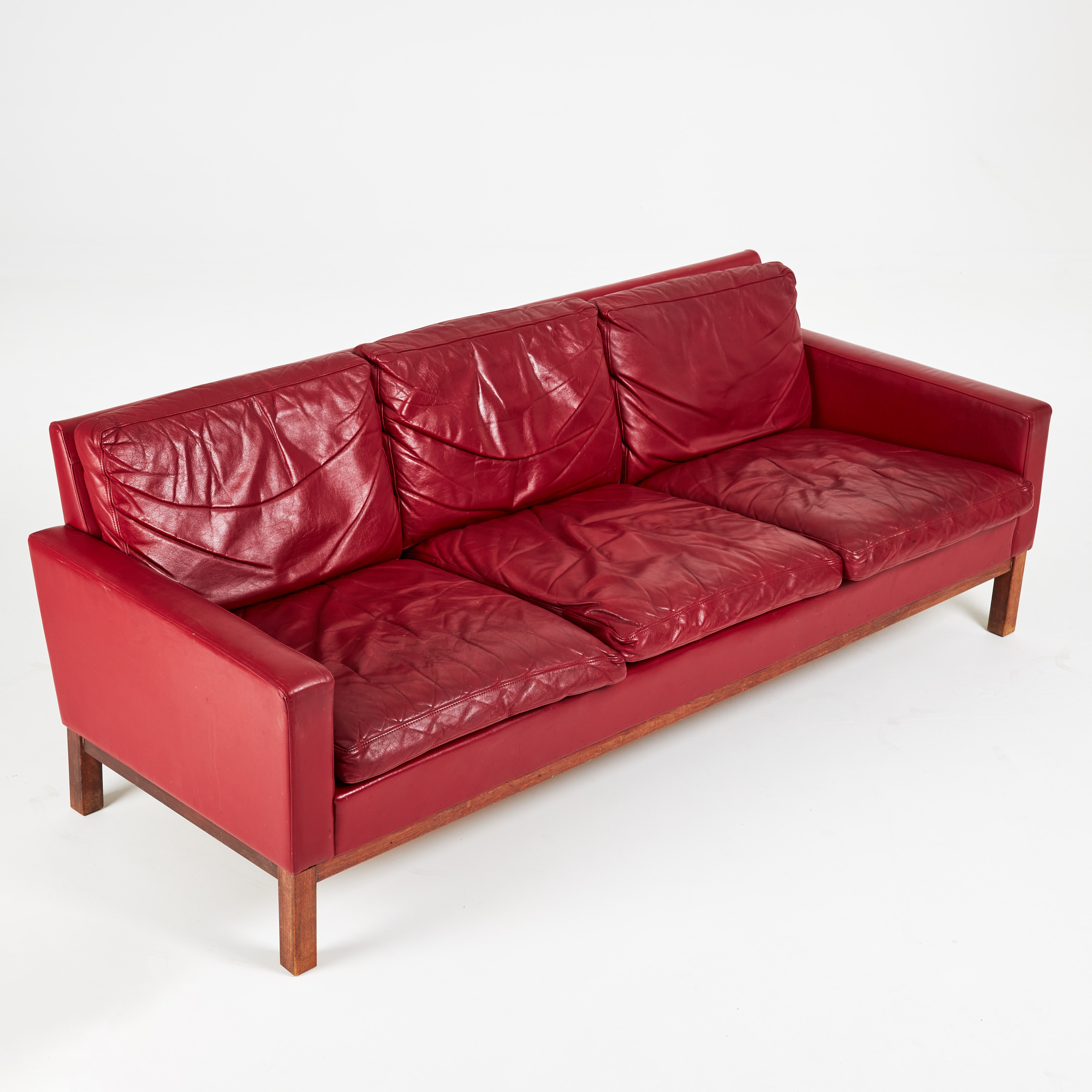 SOFFA, 1960-tal, röd skinnklädsel, lösa rygg och sittplymåer. Möbler ...