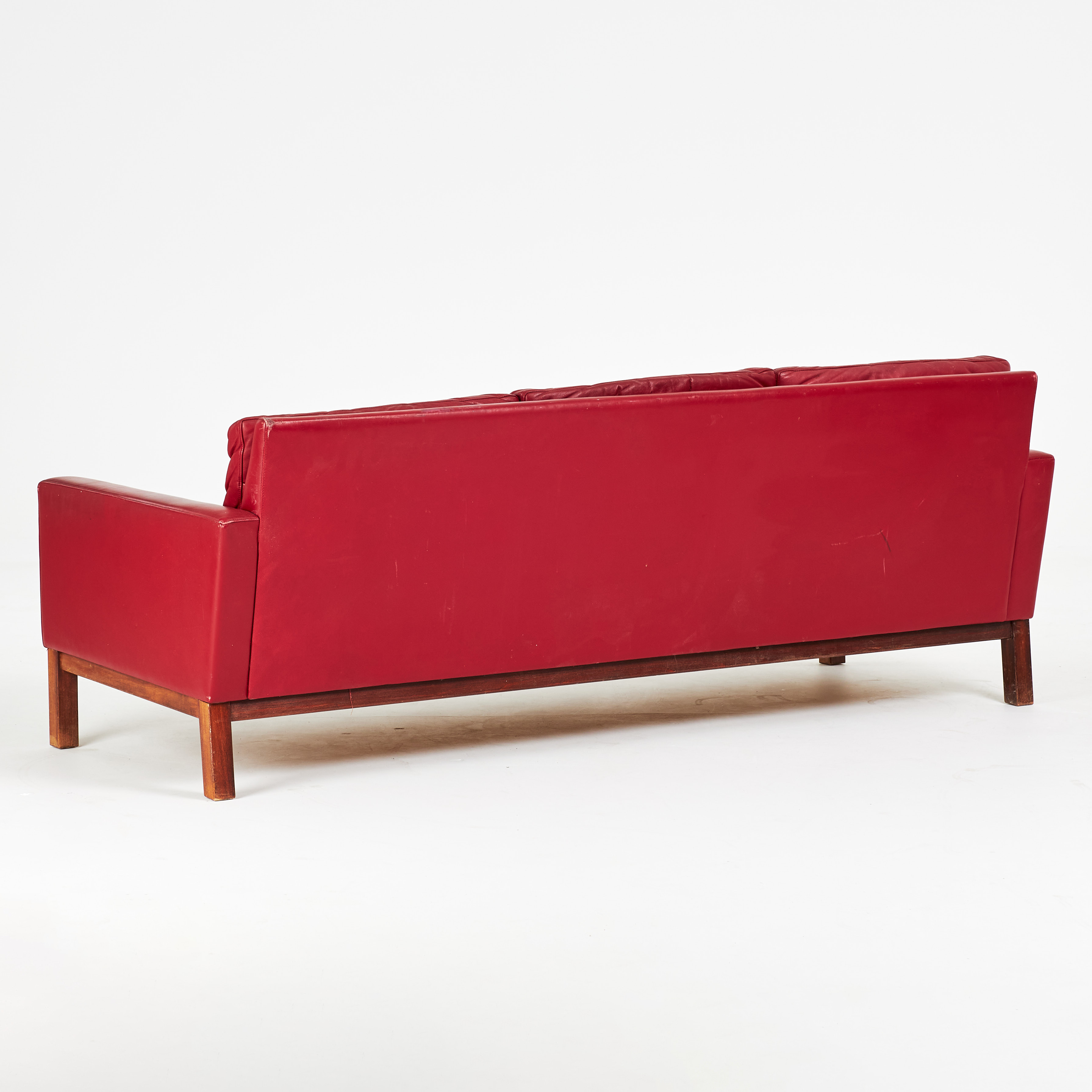 SOFFA, 1960-tal, röd skinnklädsel, lösa rygg och sittplymåer. Möbler ...