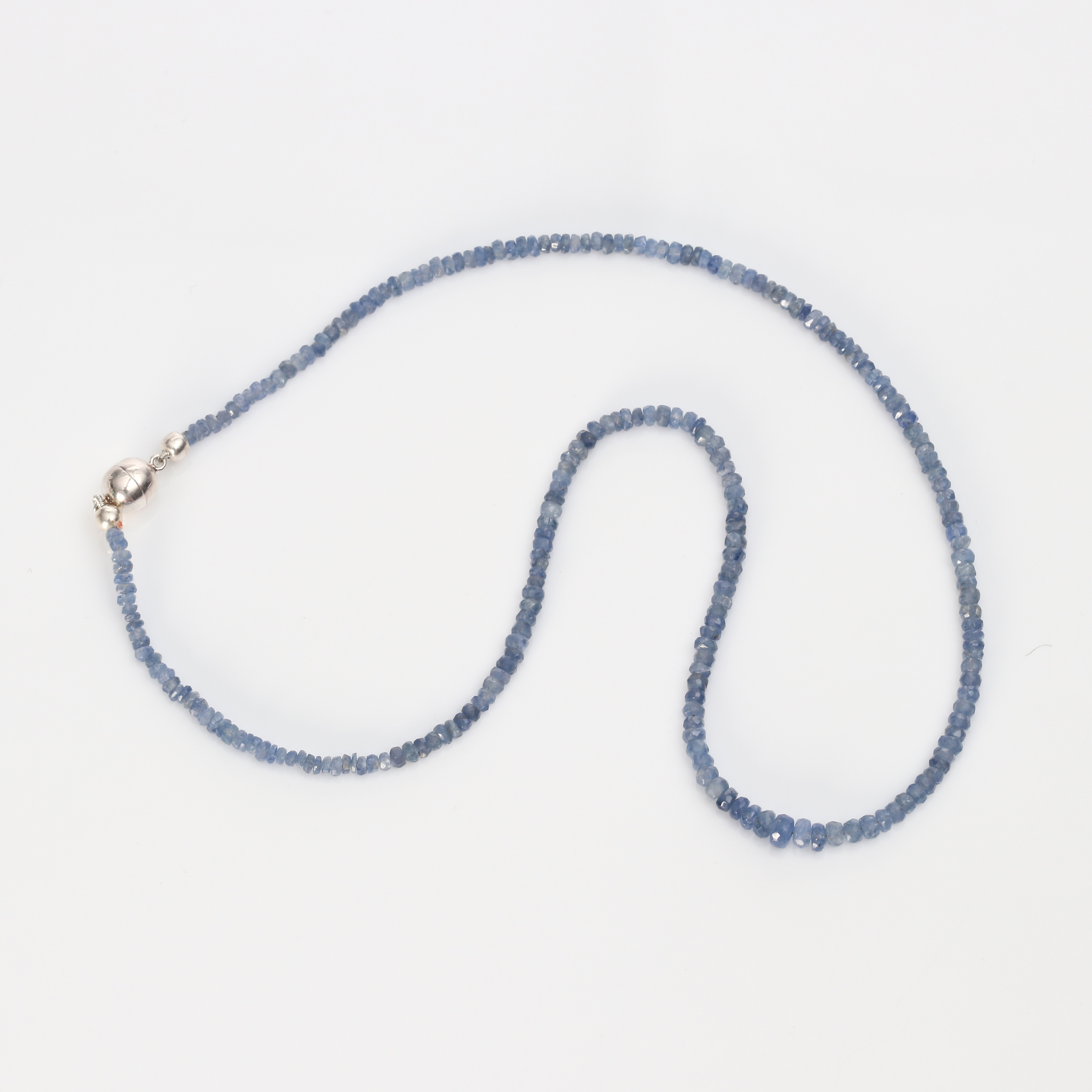 COLLIER, Fasetterade färgbehandlade safirer, magnetlås i silver.