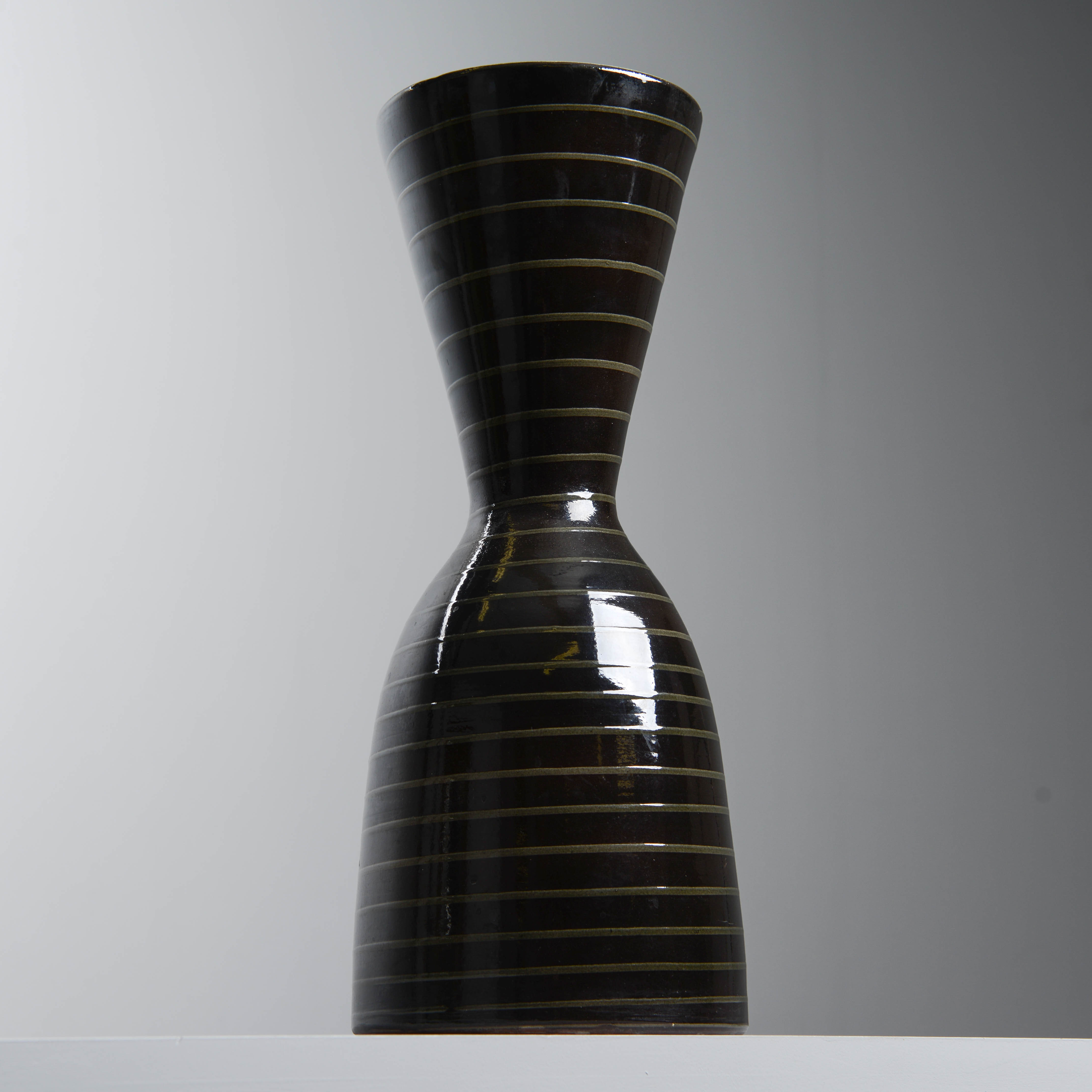 INGRID ATTERBERG. Golvvas, modell 39, Upsala-Ekeby, 1953-56.