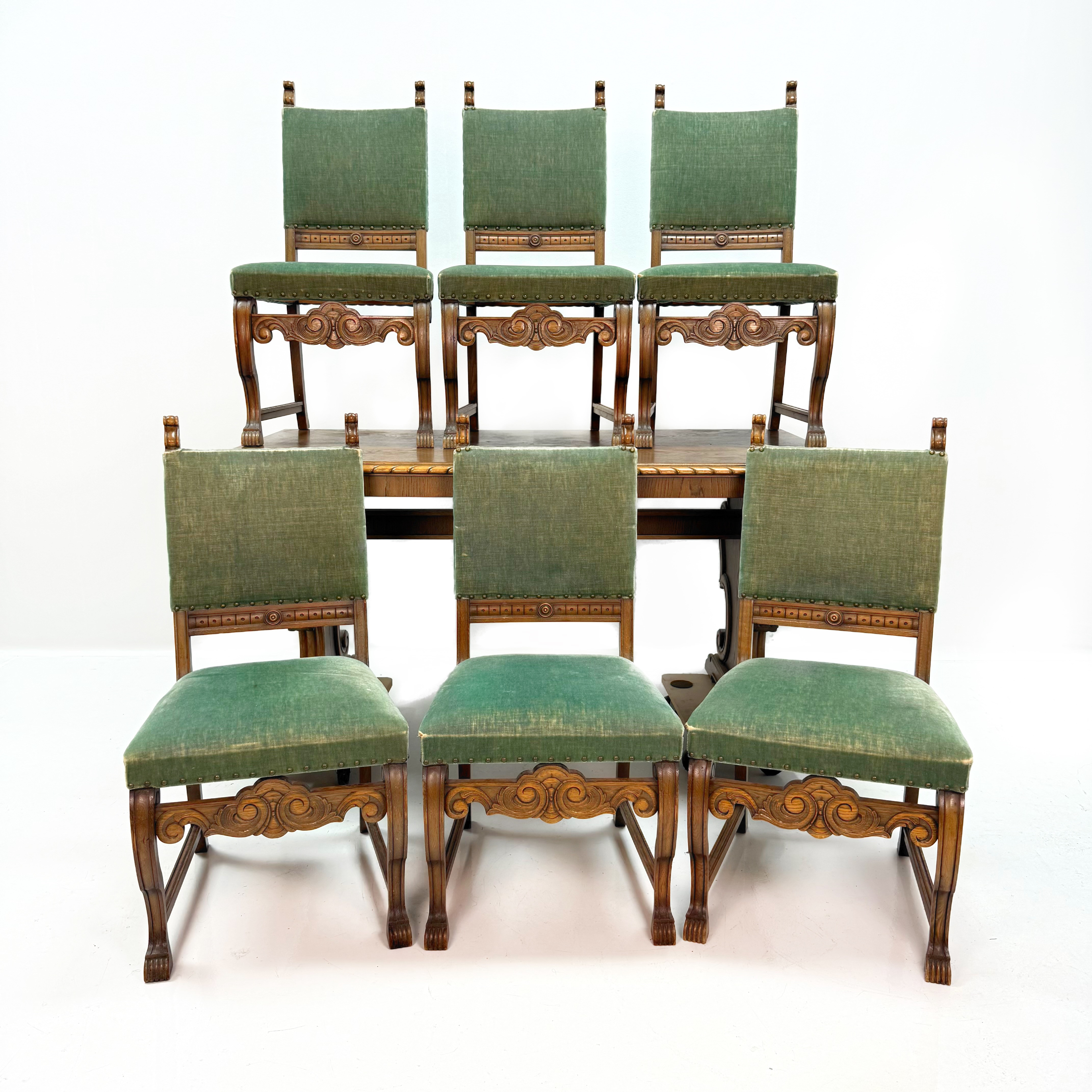 MATSALSGRUPP - Lejontass 1900 talets mitt, stolar med klädd sits och rygg.