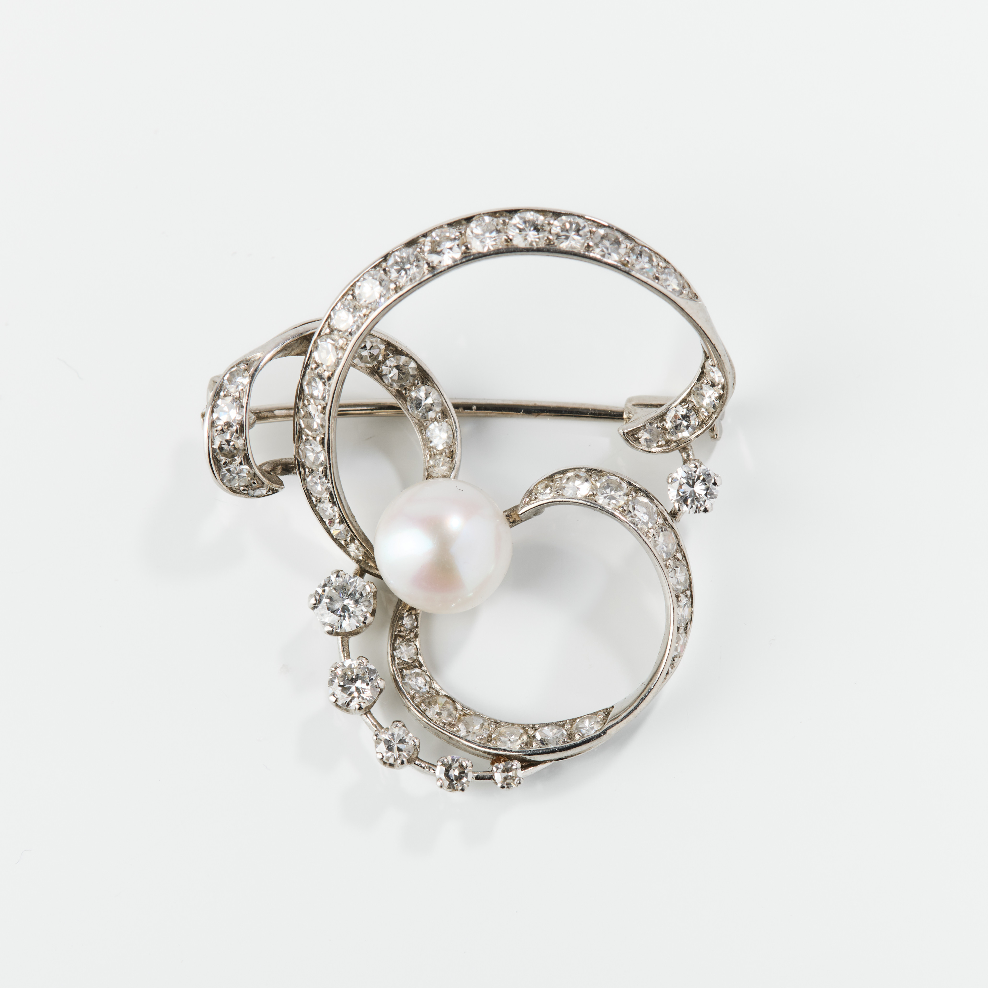 W.A. BOLIN. Brosch, platina med odlad boutonpärla och diamanter, Stockholm 1955.