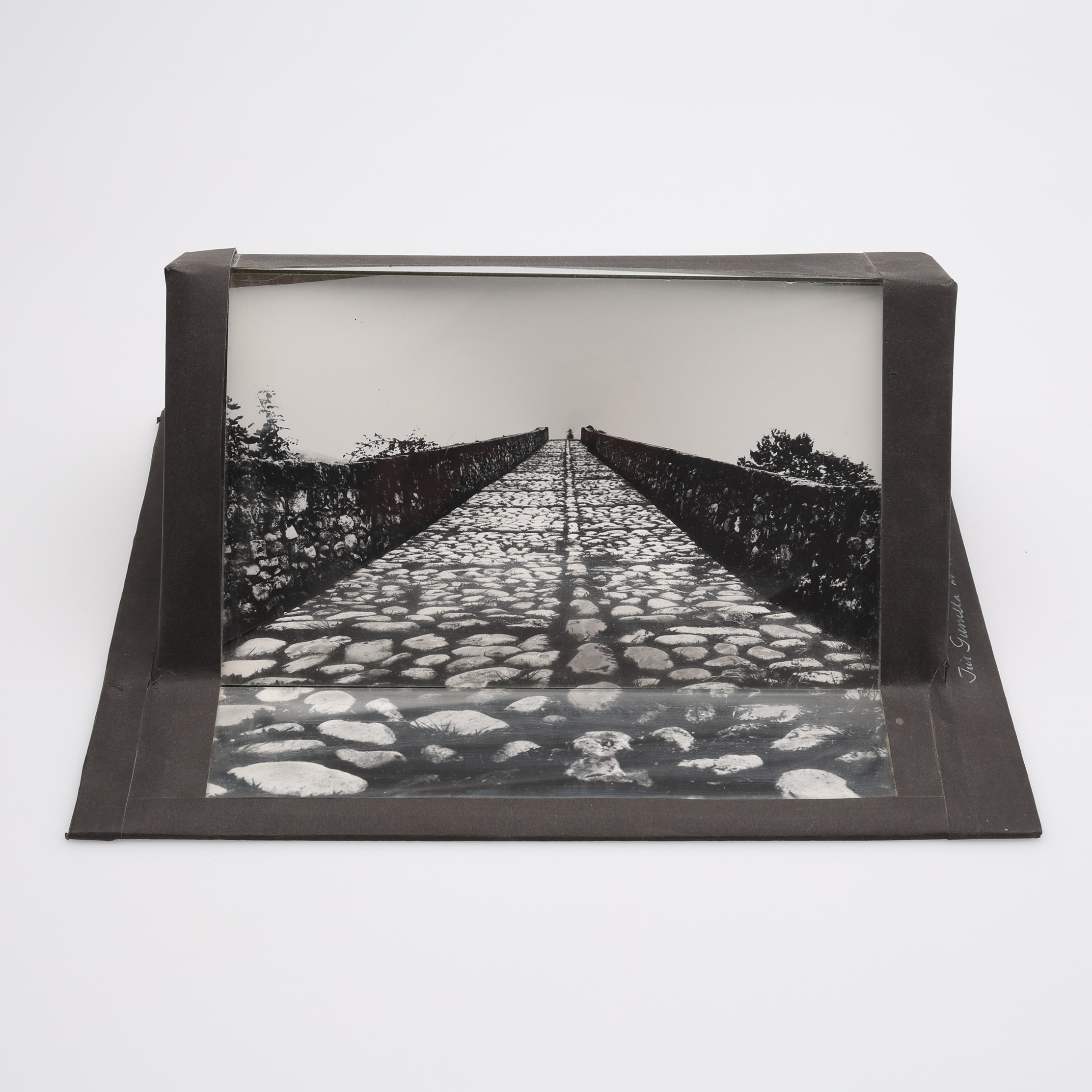 LENNART OLSON 1925-2010. SILVERGELATINKOPIA I FORM AV DIORAMA, "CANGAS DE ONÍS", SIGNERAD MED DEDIKATION 2003.