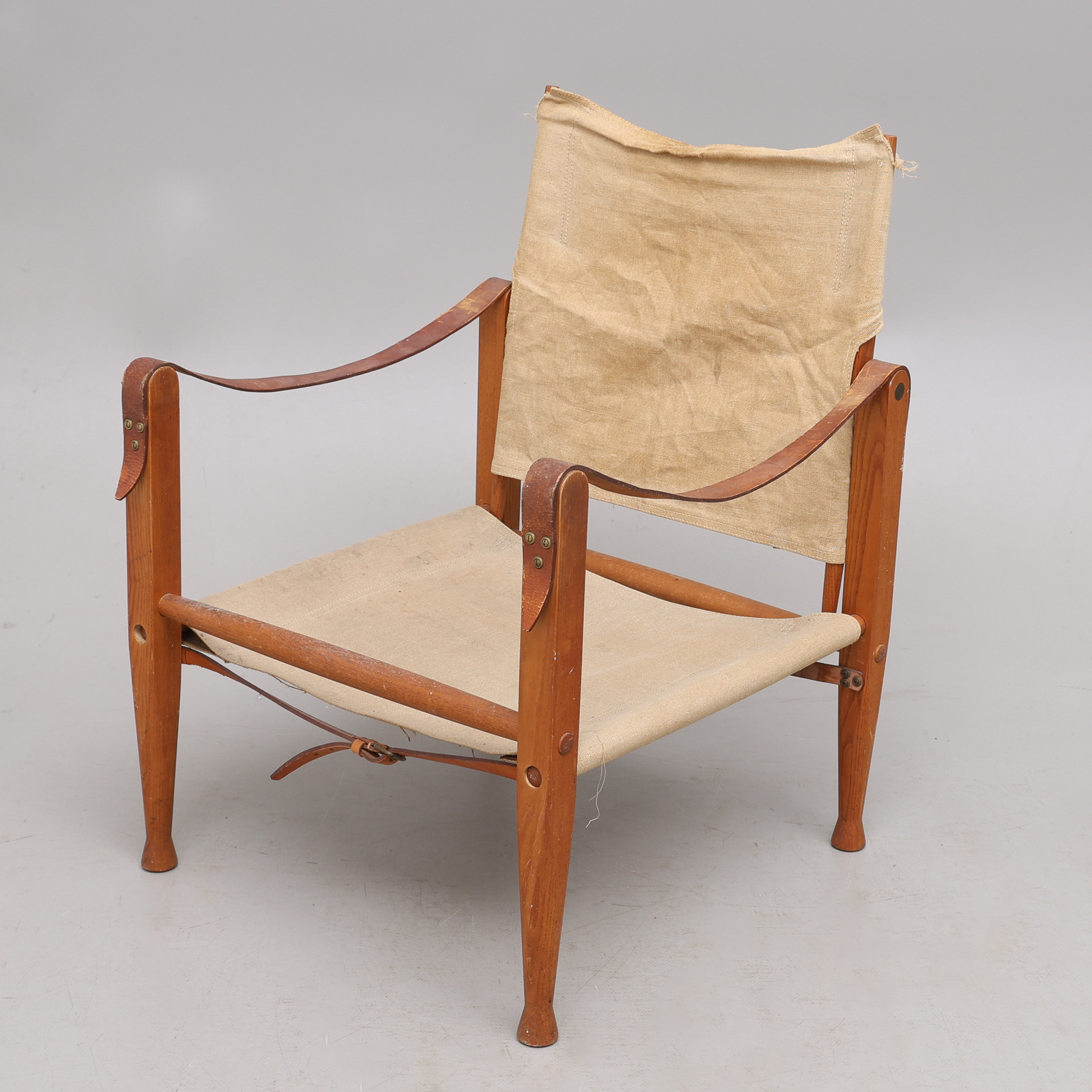 KAARE KLINT. FÅTÖLJ, "SAFARI", MODELL 4700, RENOVERINGSOBJEKT, EK, LÄDER OCH KANVAS, RUD. RASMUSSEN SNEDKERIER, FORMGIVEN 1933.