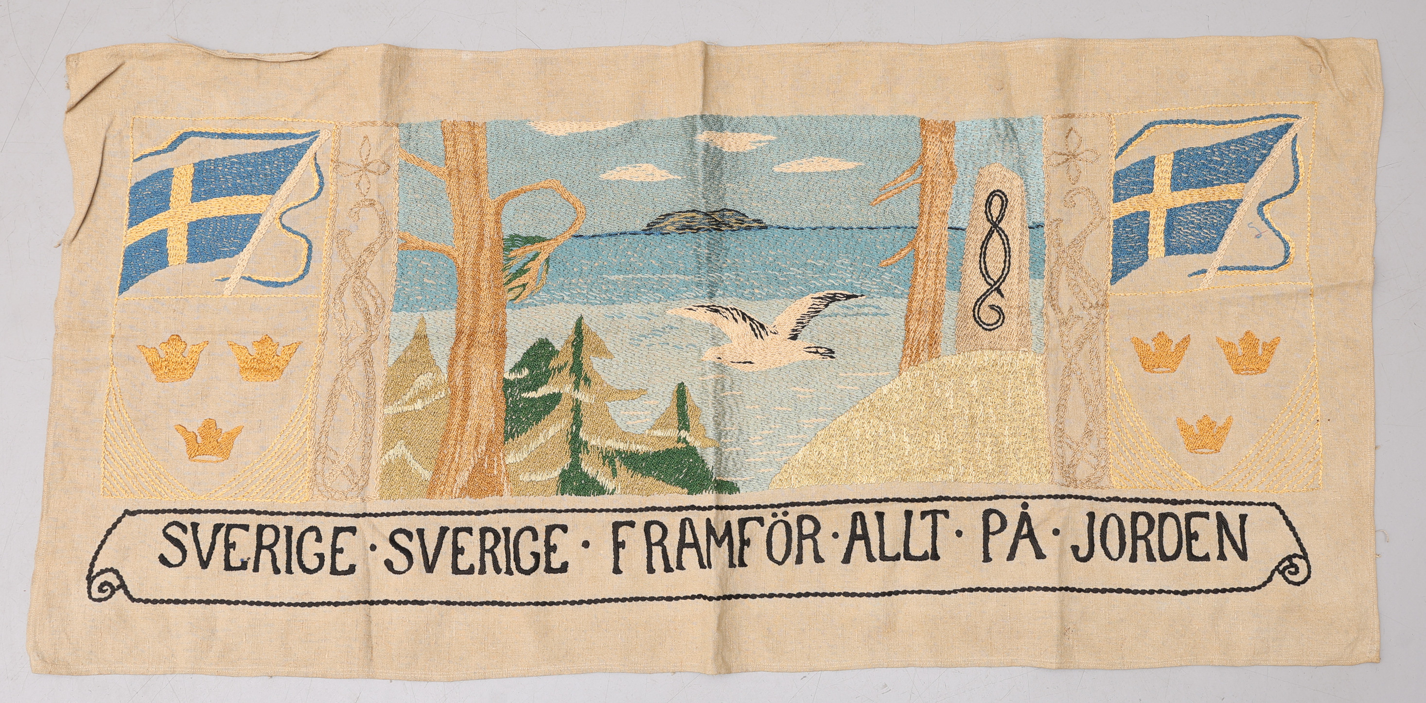 BRODERAD VÄGGBONAD, NATIONALROMANTIK, 1900-TALETS BÖRJAN.