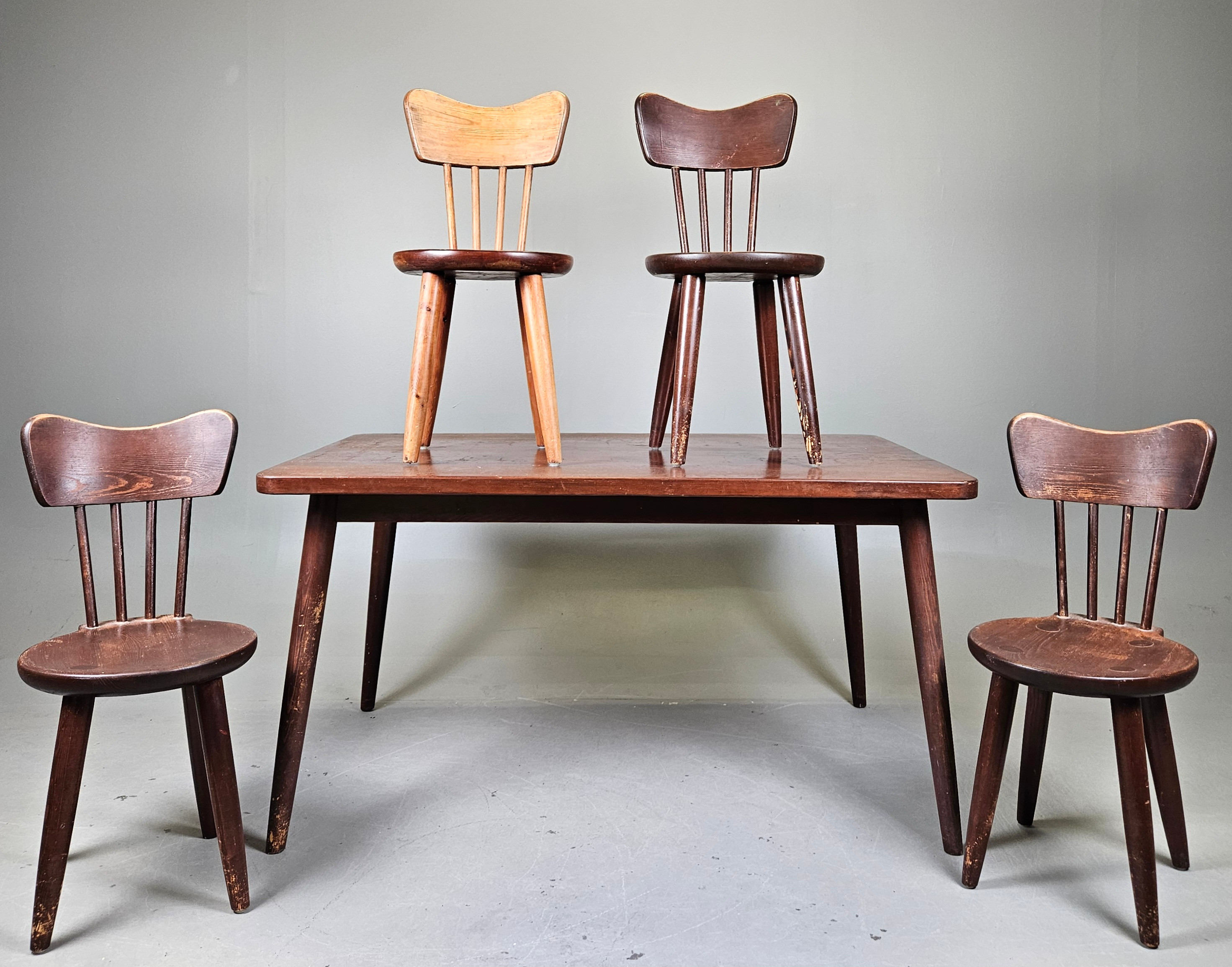 TORSTEN CLAESSON. Stolar, 4 st, Steneby hemslöjd och BORD, troligen Steneby hemslöjd.