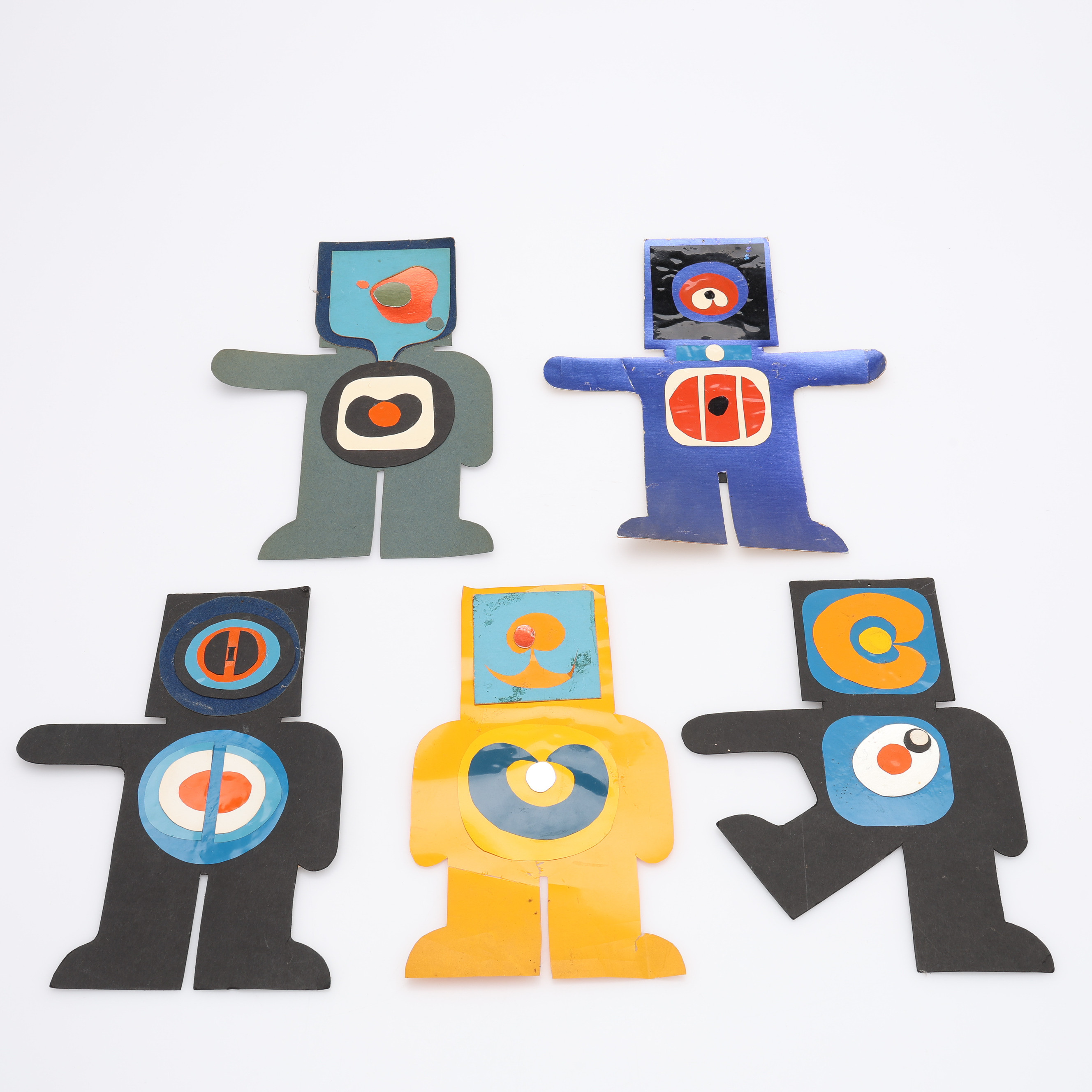 KARL-ERIK OLSSON "SNOGERÖD" 1927-1995. FEM FIGURER I PAPP OCH CELLOFAN, COLLAGE, SIGNERADE.