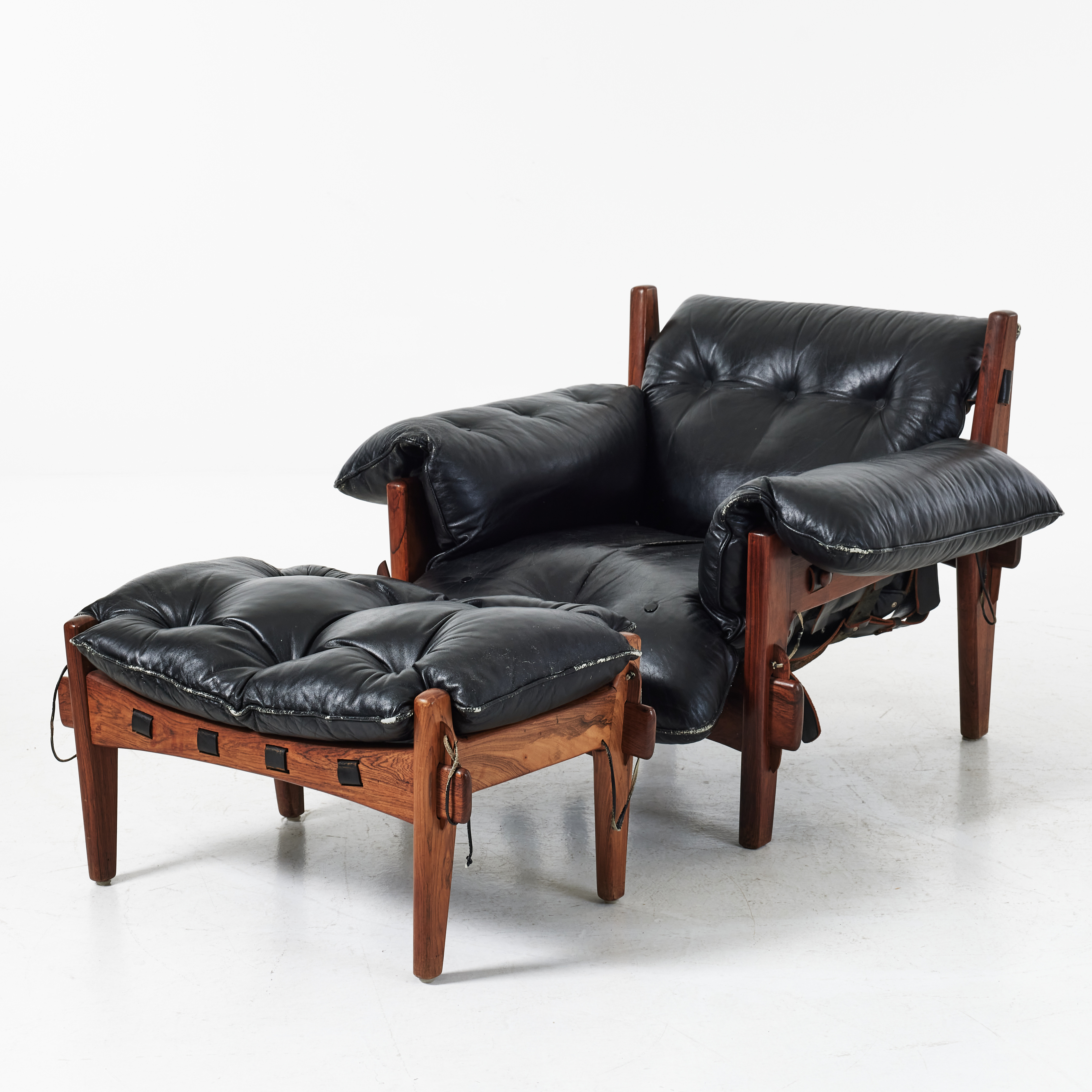 SERGIO RODRIGUES. fåtölj samt fotpall, modell "Sheriff", för ISA Italien, 1960-tal.