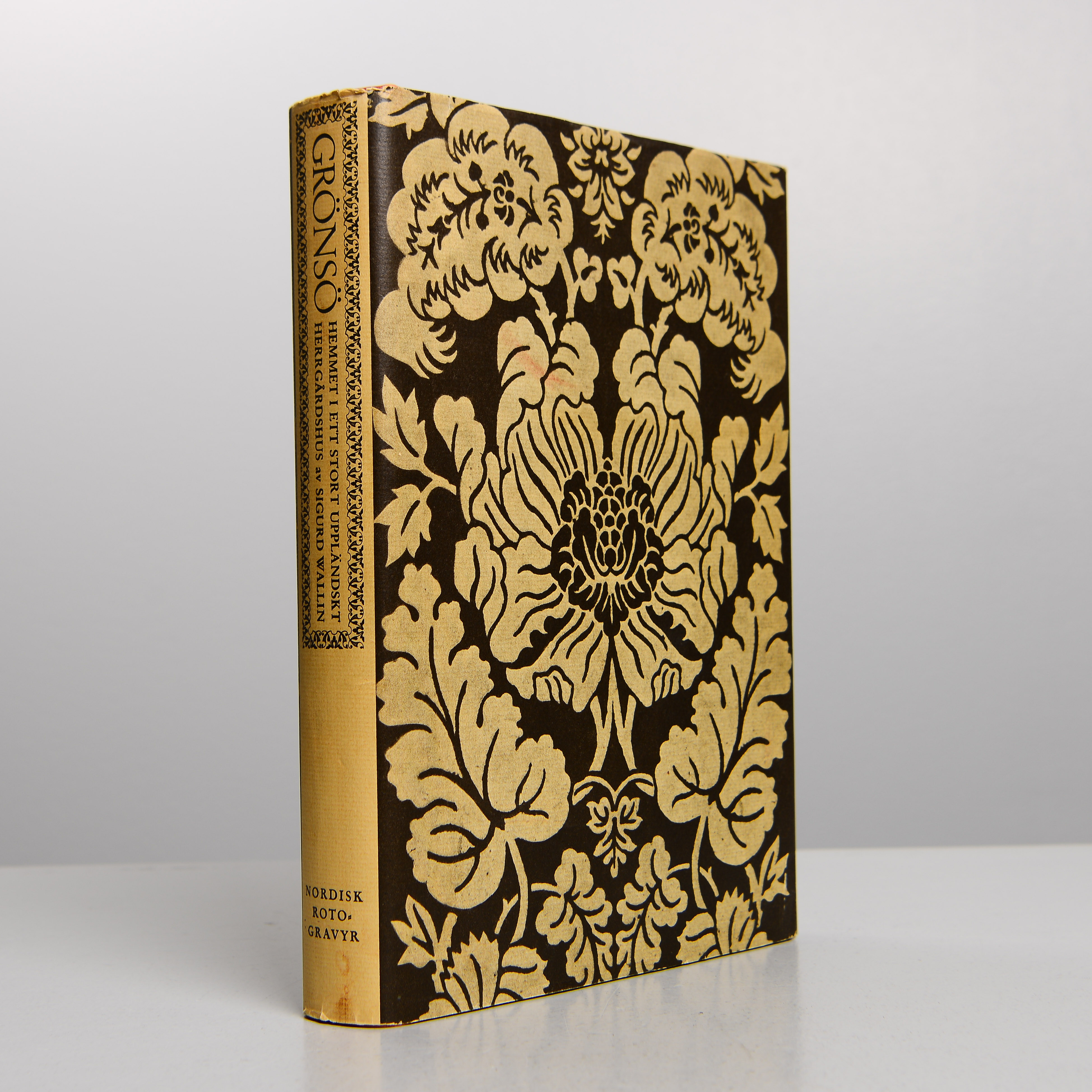 SIGURD WALLIN. "Grönsö, hemmet i ett stort uppländskt herrgårdshus", Nordiska museet, Stockholm, 1952.