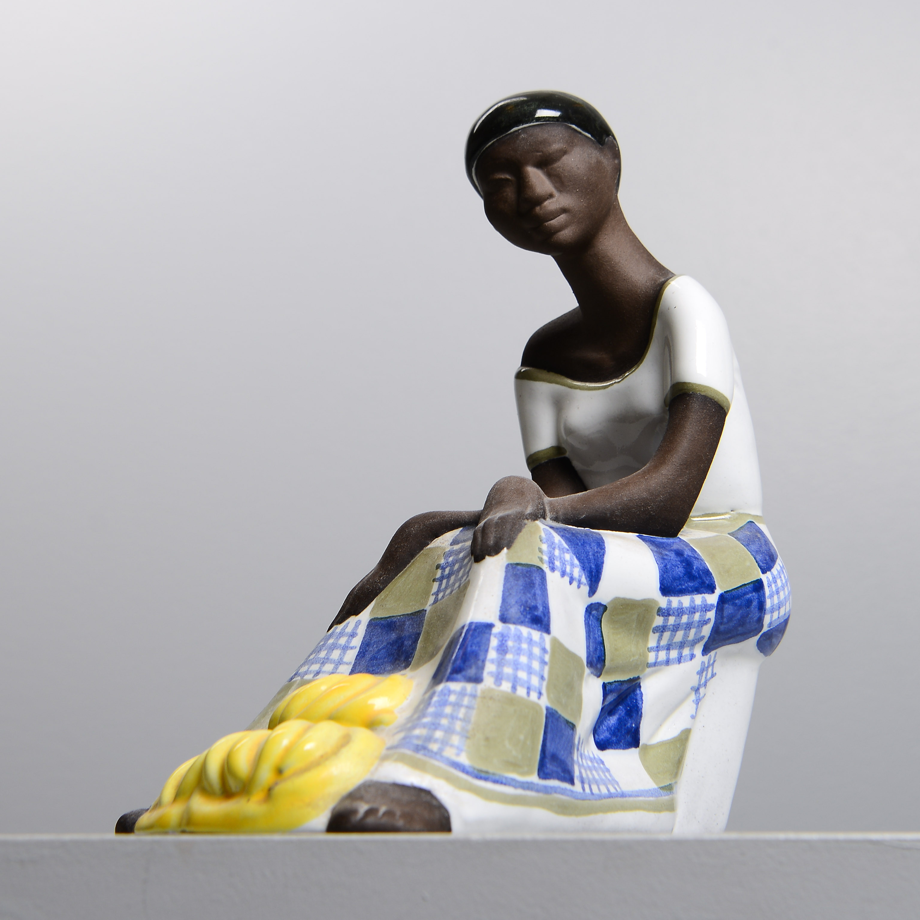 MARI SIMMULSON. Sittande kvinna, modell 4306, Upsala Ekeby, 1958-59.