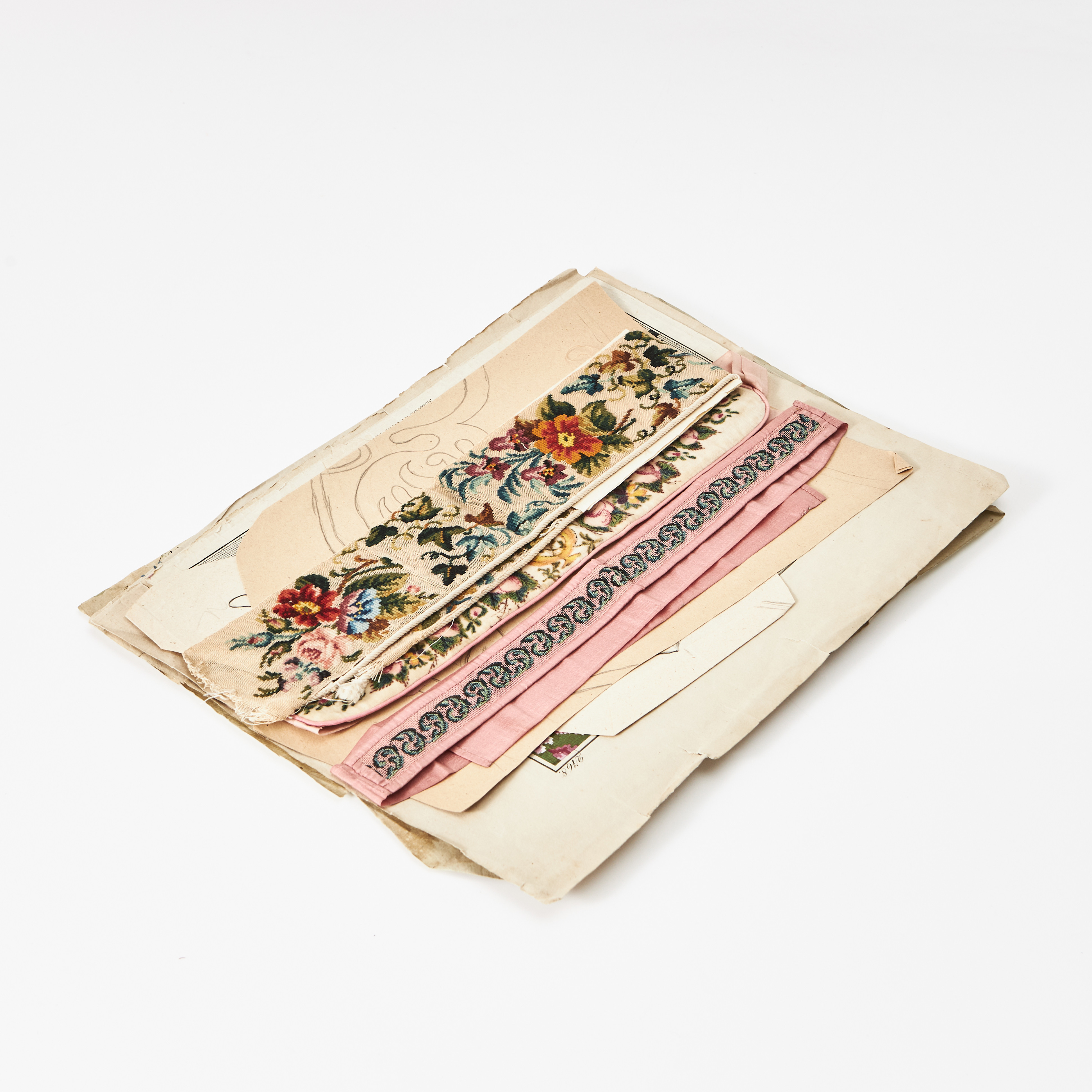 MÖNSTERBLAD, 12 st, för berlinerbroderi, Berlin work, ca 1820-1860-tal, tyska och svenska, handkolorerade i gouache, ett brudgumshängsle utfört i berlinerbroderi, tillverkat under 1830-talet.