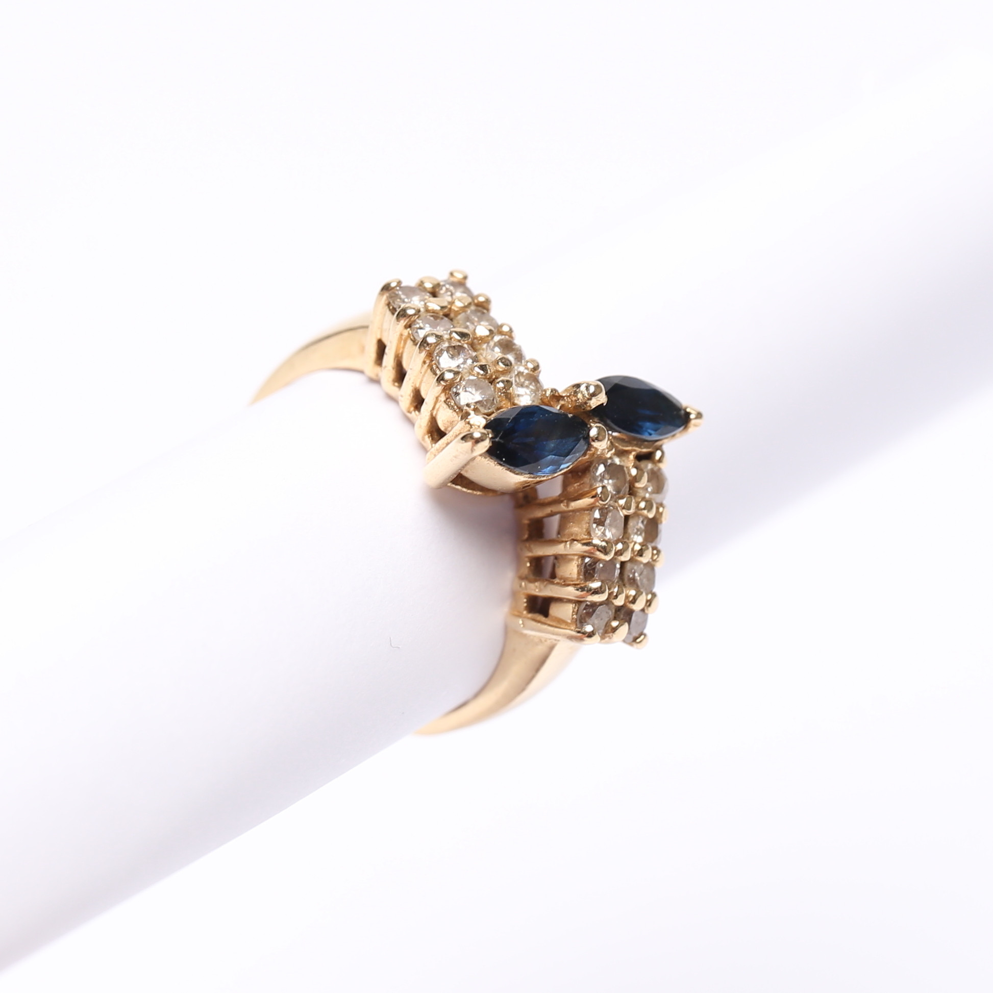 RING, 18k, Guld, med diamanter och blå stenar, vikt cirka 4,3 gram.