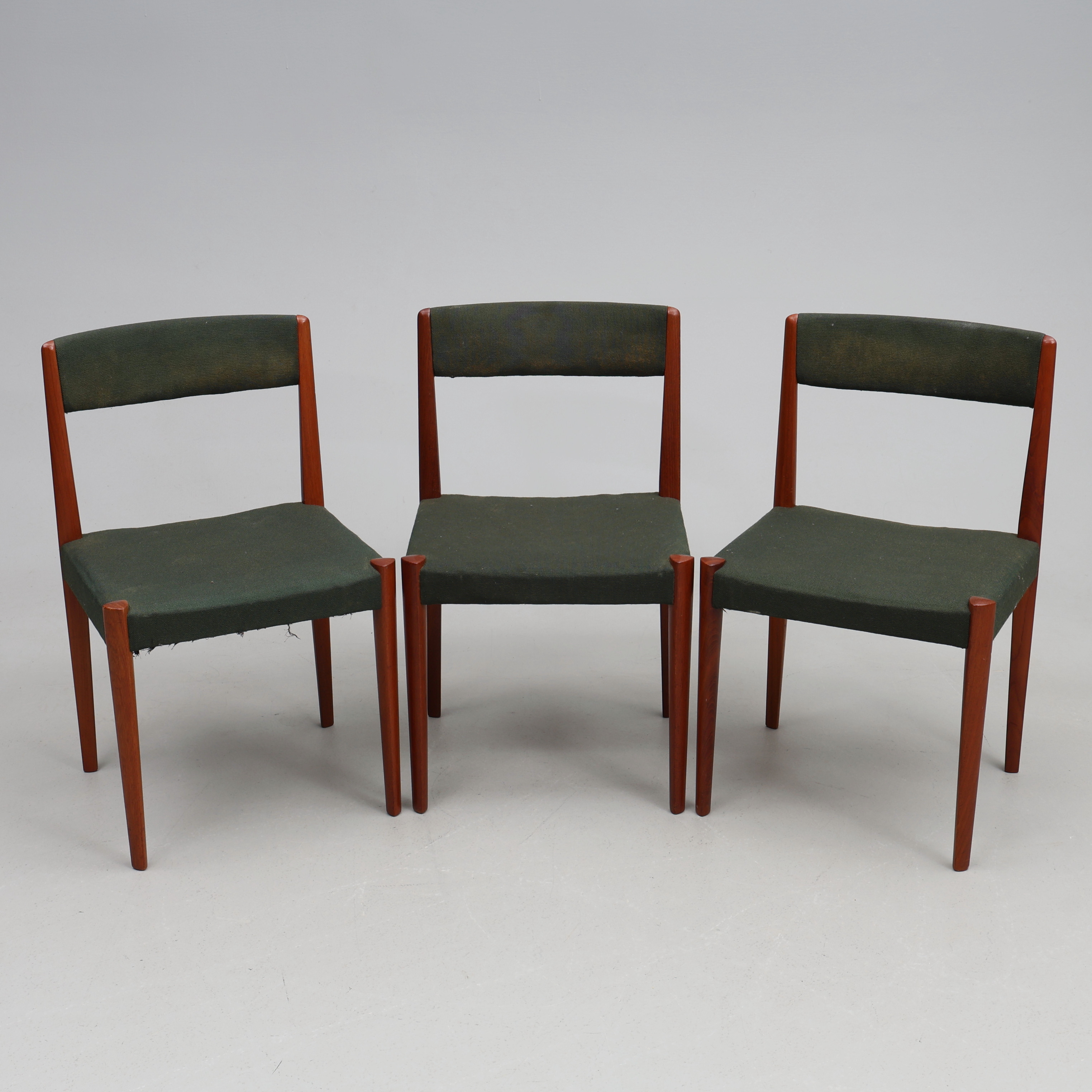 AAGE SCHMIDT CHRISTENSEN. Stolar, 3 st, stomme i teak, Fritz Hansen, Danmark.