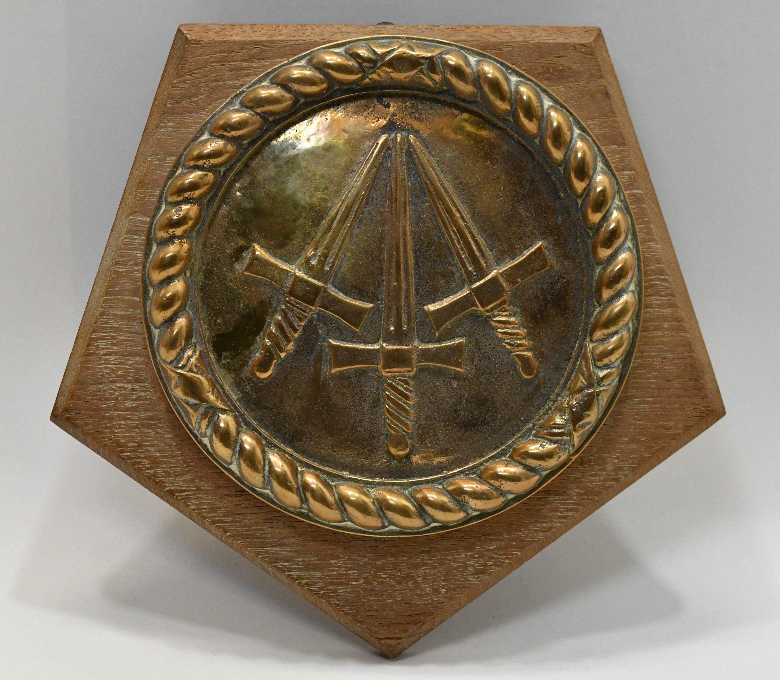 ROYAL NAVY CREST / PLAQUE THREE SWORDS. Plakett i mässing på träplatta HMS Vengeance.