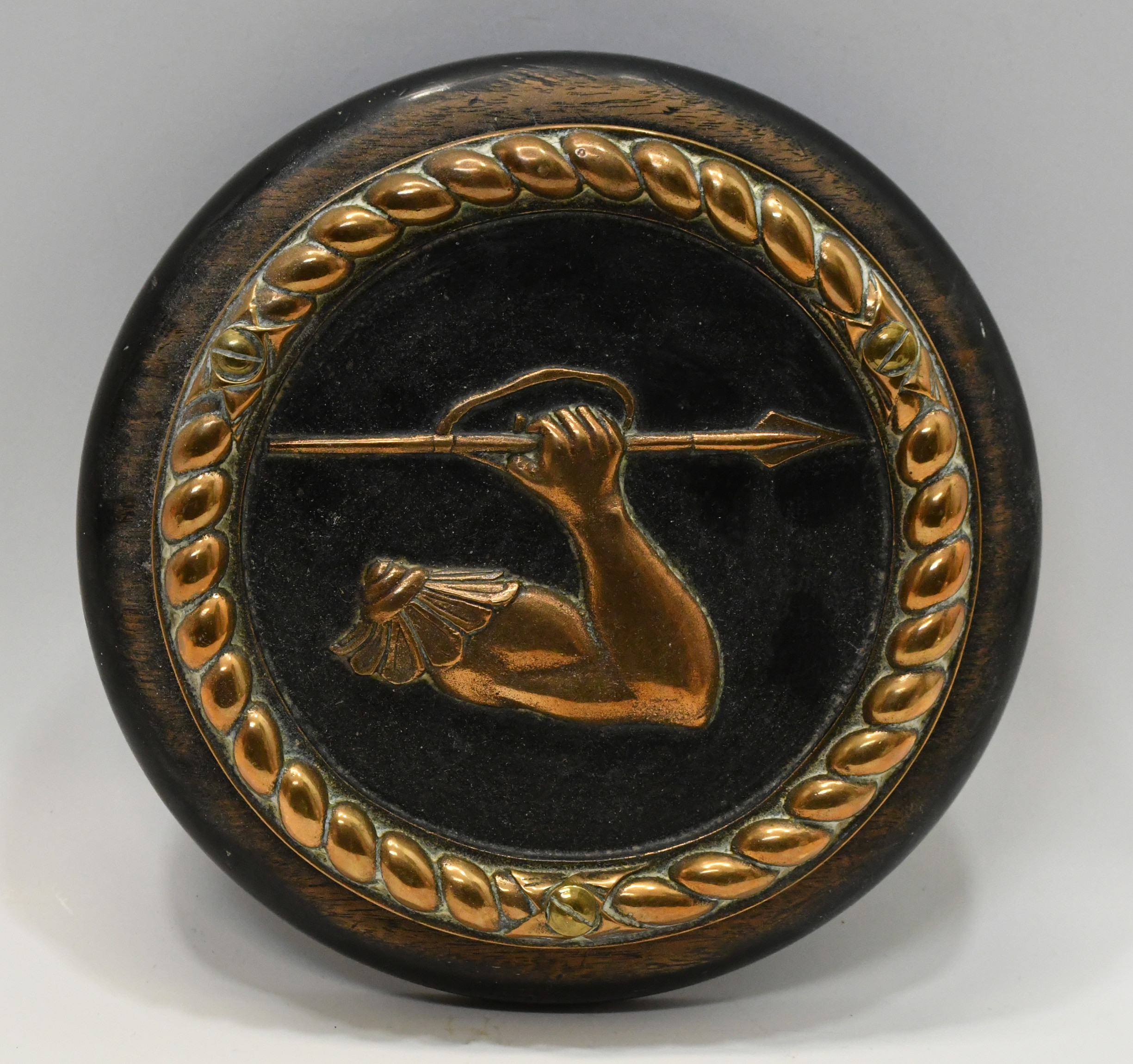 ROYAL NAVY CREST / PLAQUE SPEAR. Plakett i mässing på träplatta HMS Agamemnon.