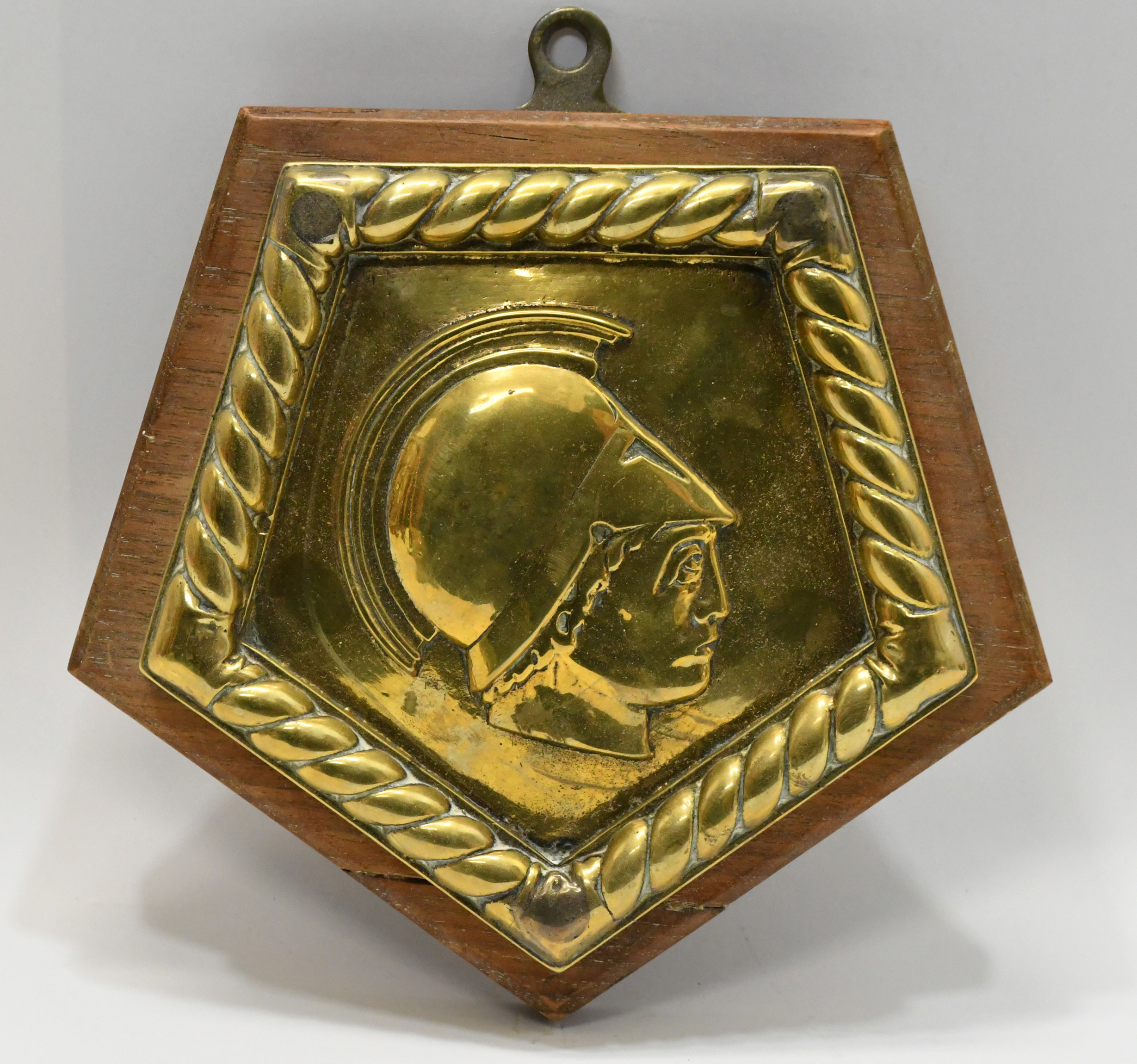 ROYAL NAVY CREST / PLAQUE ACHILLES HEAD. Plakett i mässing på träplatta HMS Achilles.
