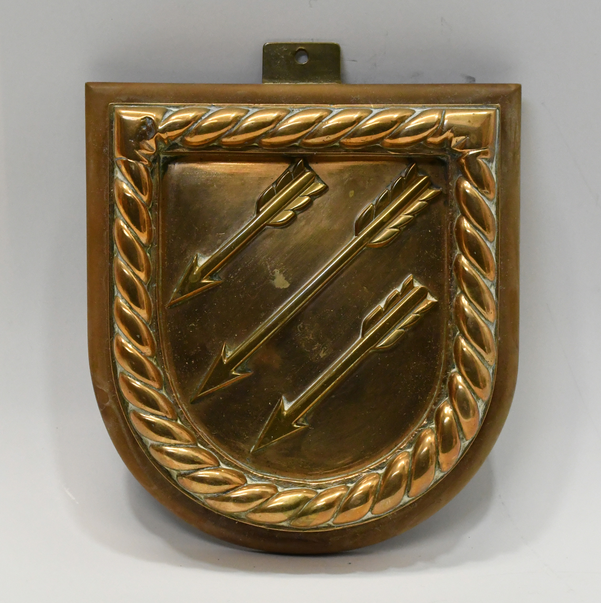 ROYAL NAVY CREST / PLAQUE ARROWS. Plakett i mässing på keramikplatta HMS Velox.