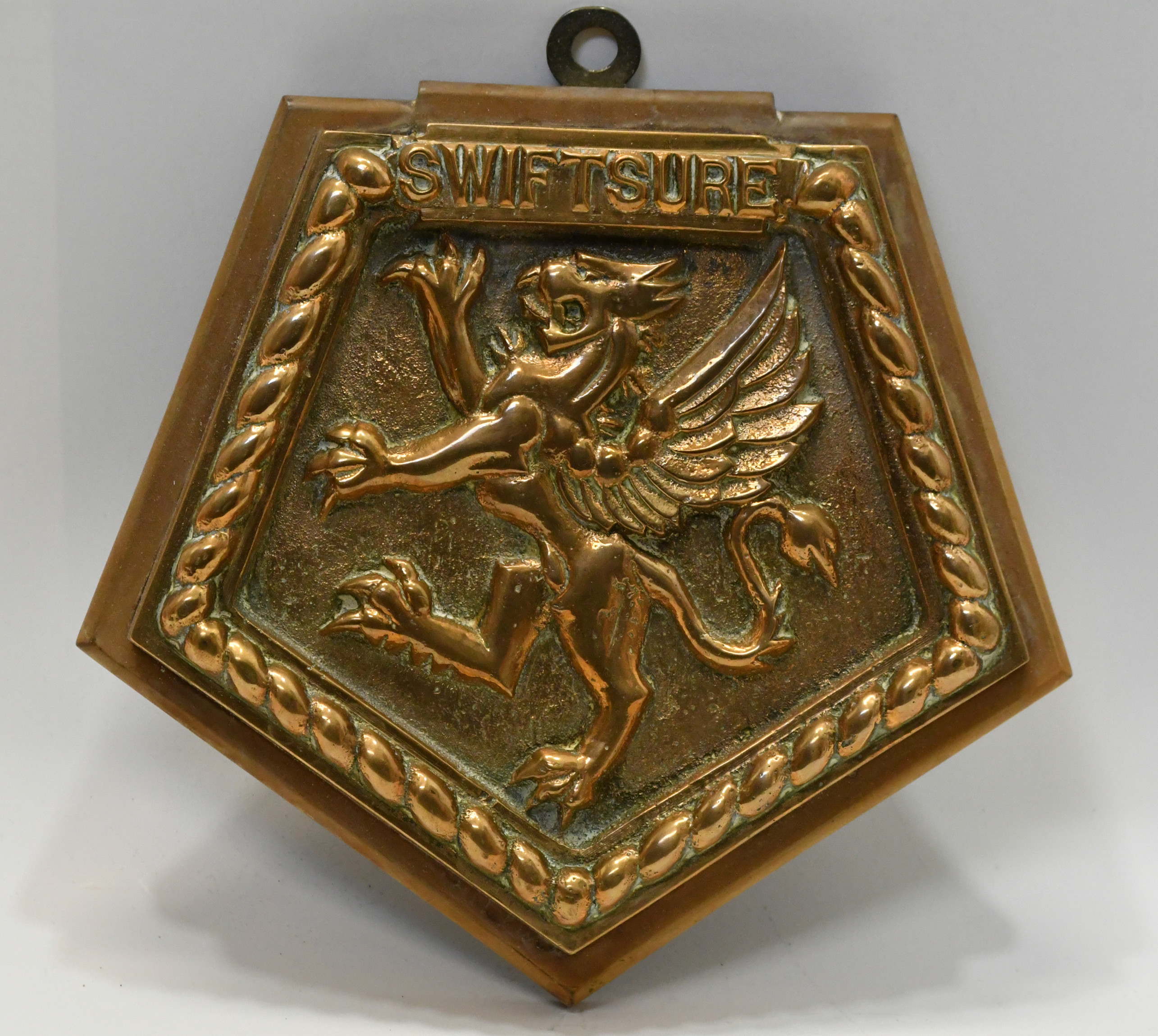 ROYAL NAVY CREST / PLAQUE GRYPHON. Plakett i mässing på keramikplatta HMS Swiftsure.