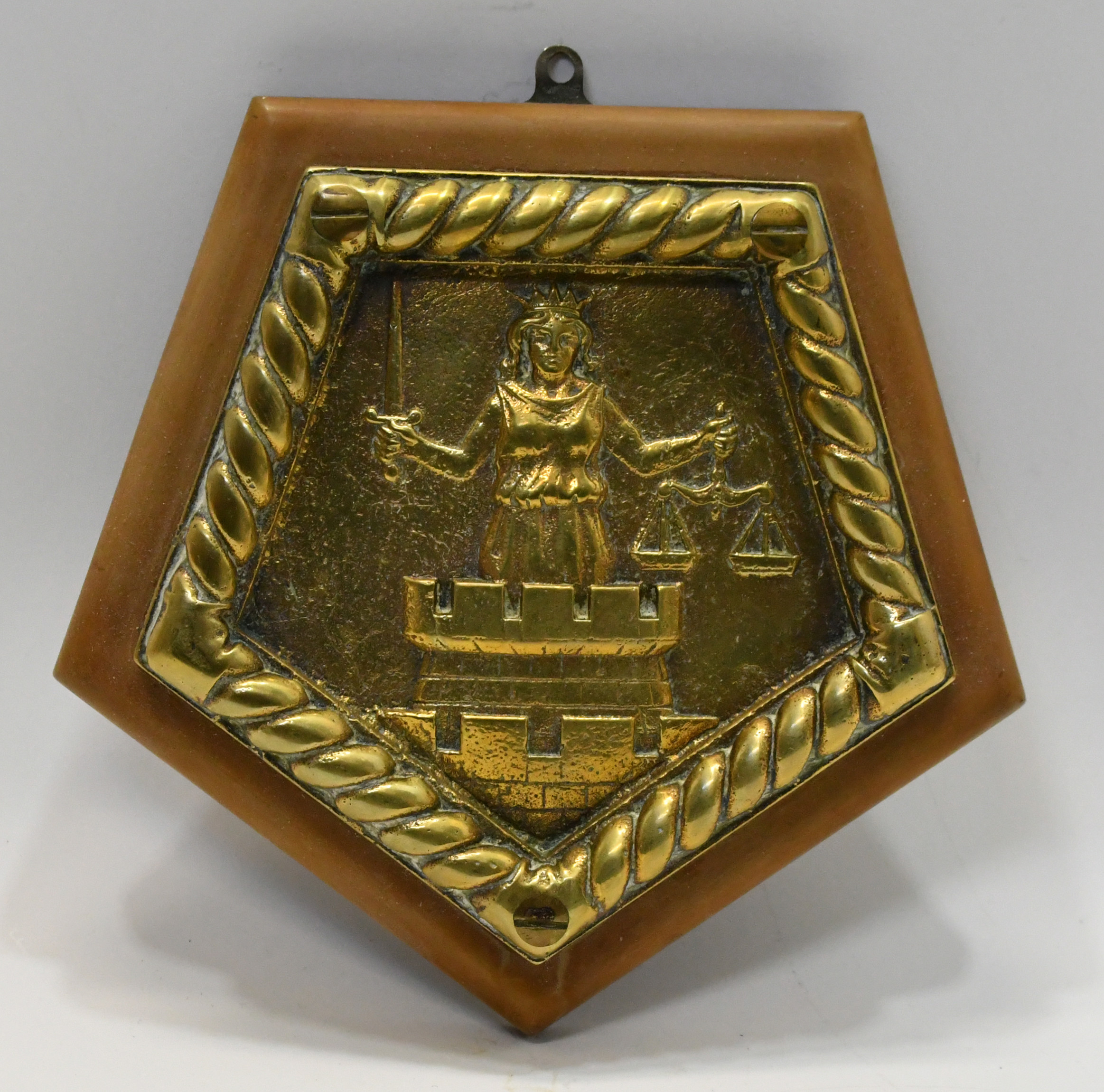 ROYAL NAVY CREST / PLAQUE JUSTICE. Plakett i mässing på keramikplatta. HMS Southampton.