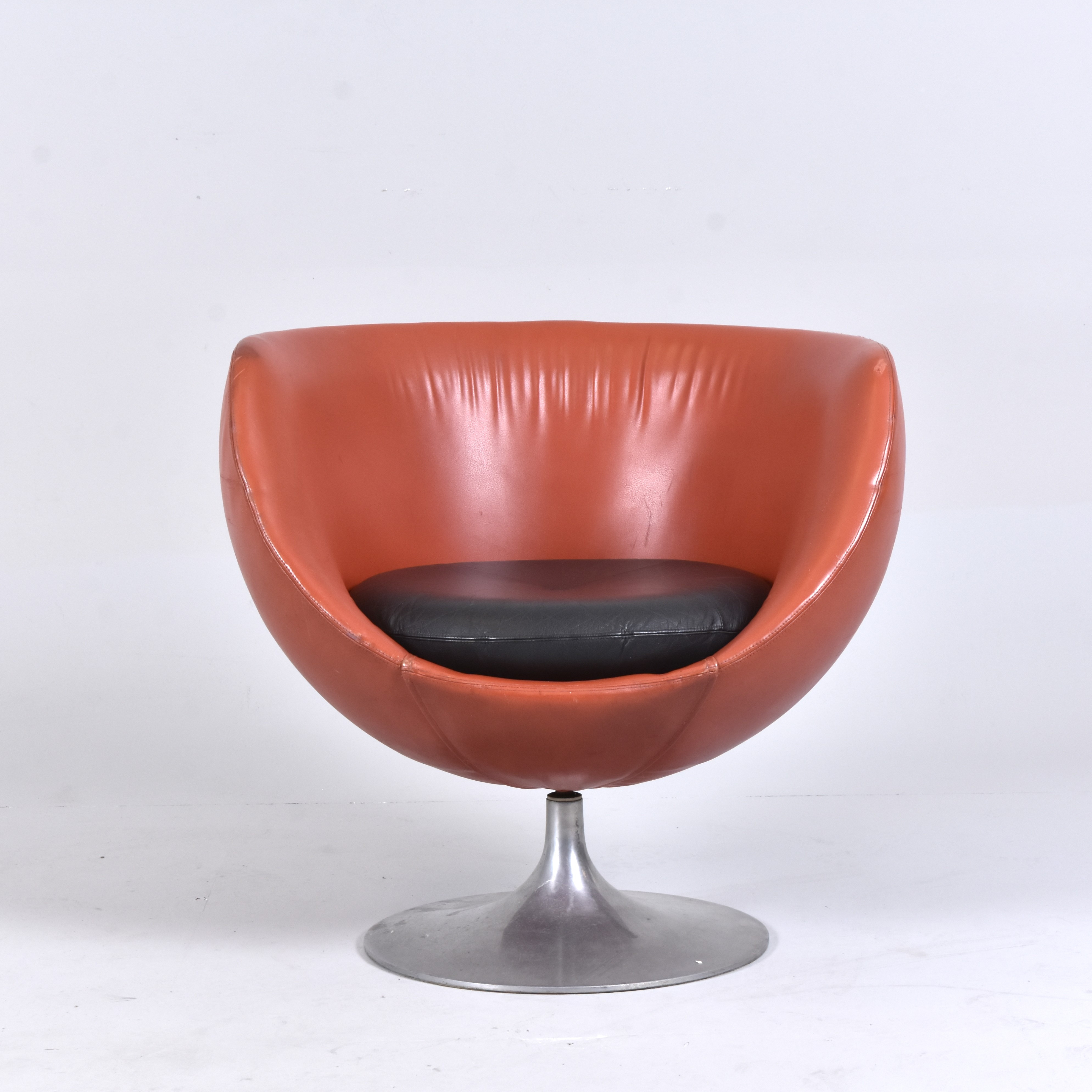 LENNART BENDER. Fåtölj, skinn, Modell Cubus, tillverkning AB Sjärnmöbler, 1960/70-tal.