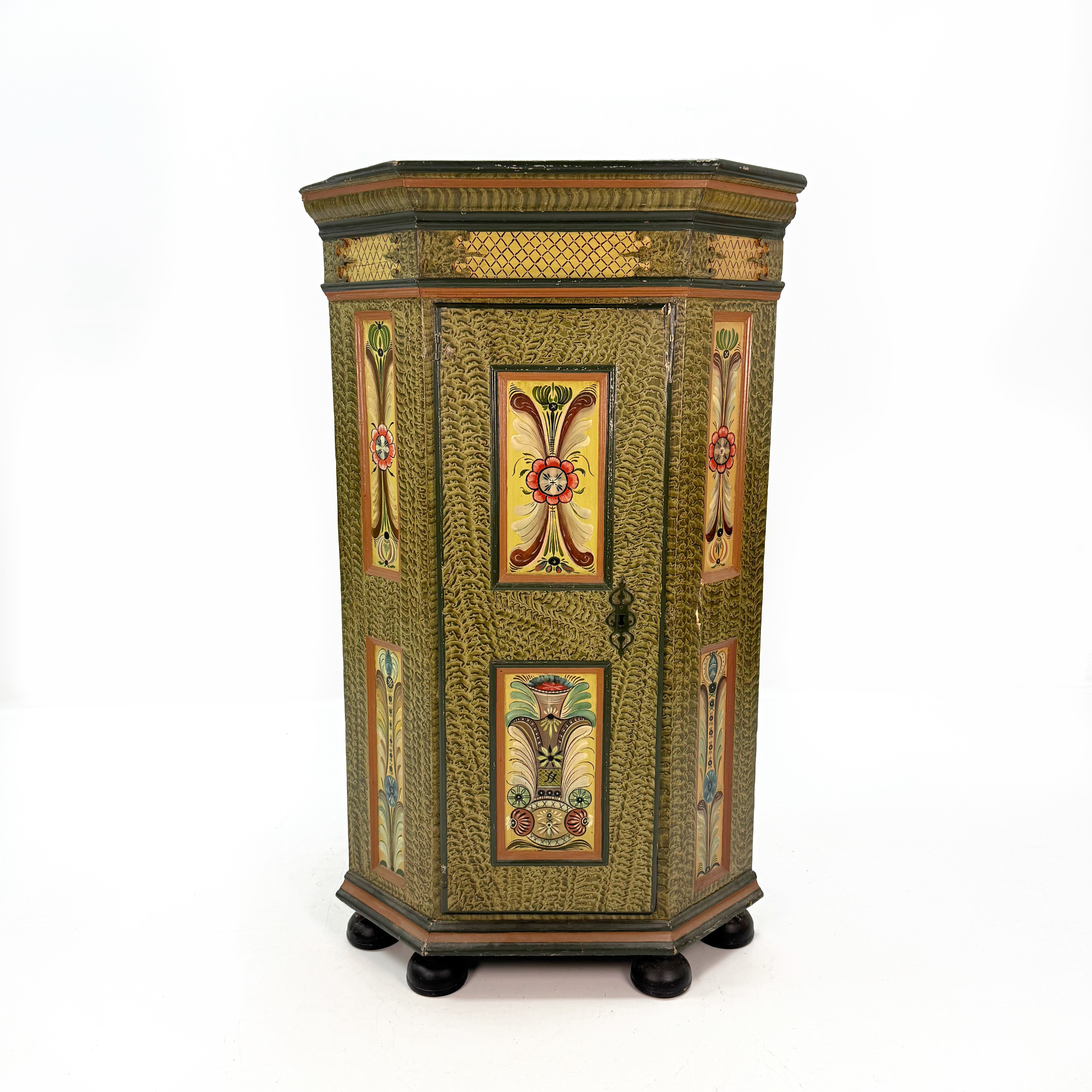 HÖRNSKÅP - Bemålat trä med järnbeslag, hyllor och krön. 17-1800 tal.