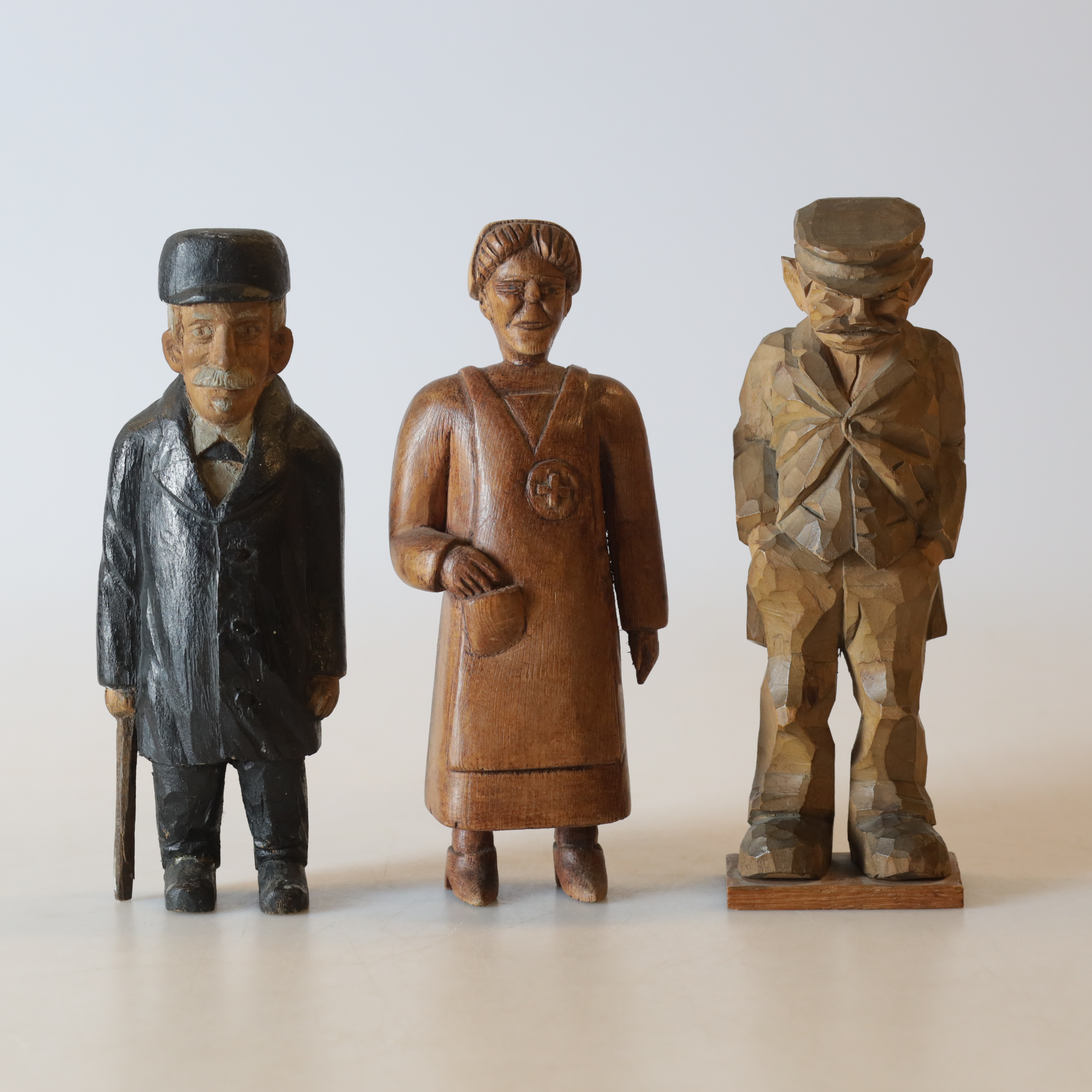 FIGURINER, 3 st, skuret och bemålat trä, 1900-talets första hälft.