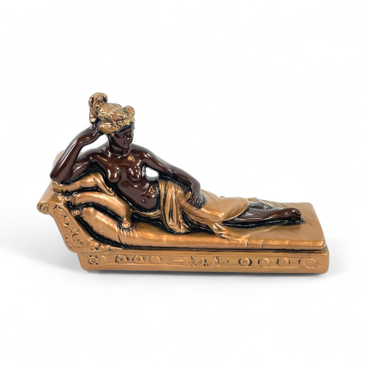 FIGURIN. Kvinna på divan, bemålad gips, 1900-tal.